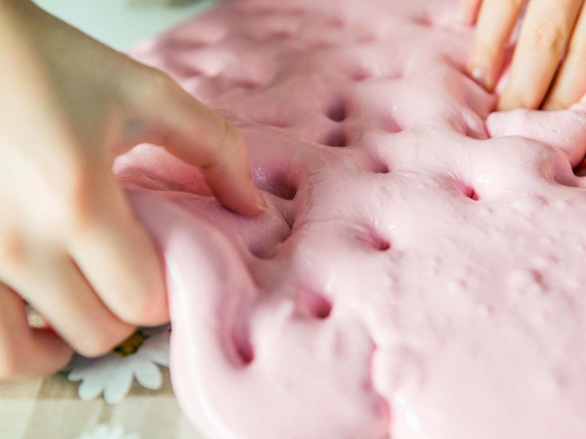Aus Rasierschaum kann man ganz einfach einen Fluffy-Schleim herstellen.