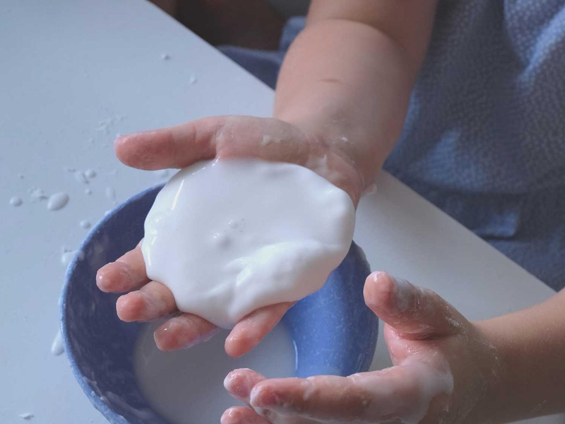 Kind hält Oobleck in der Hand.