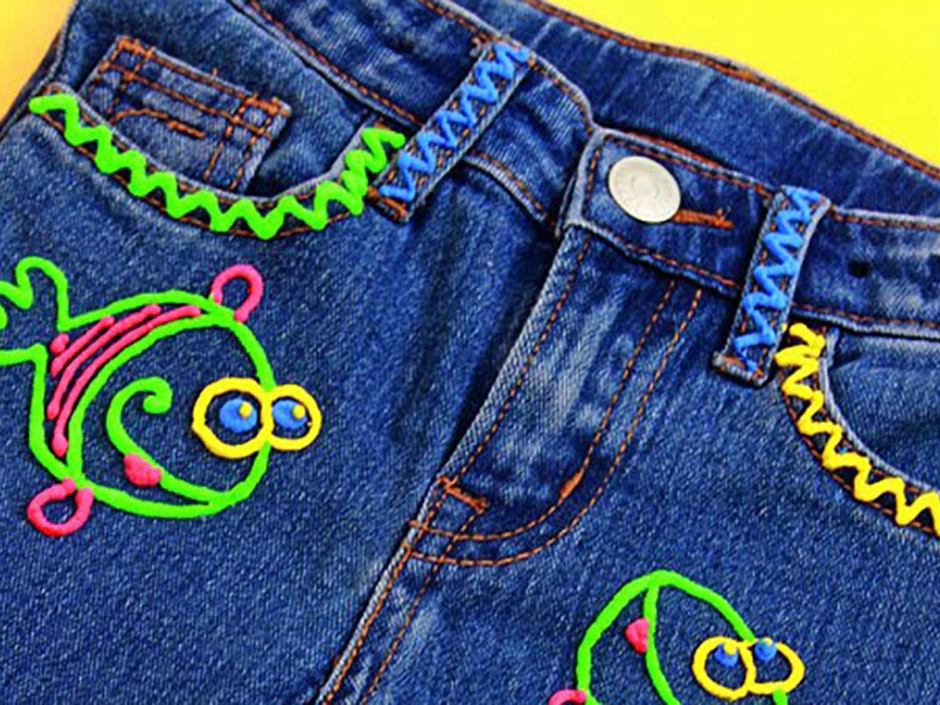 Kinderjeans mit Plusterfarbe aufhübschen - das bringt nicht nur den Kleinen Spaß ...
