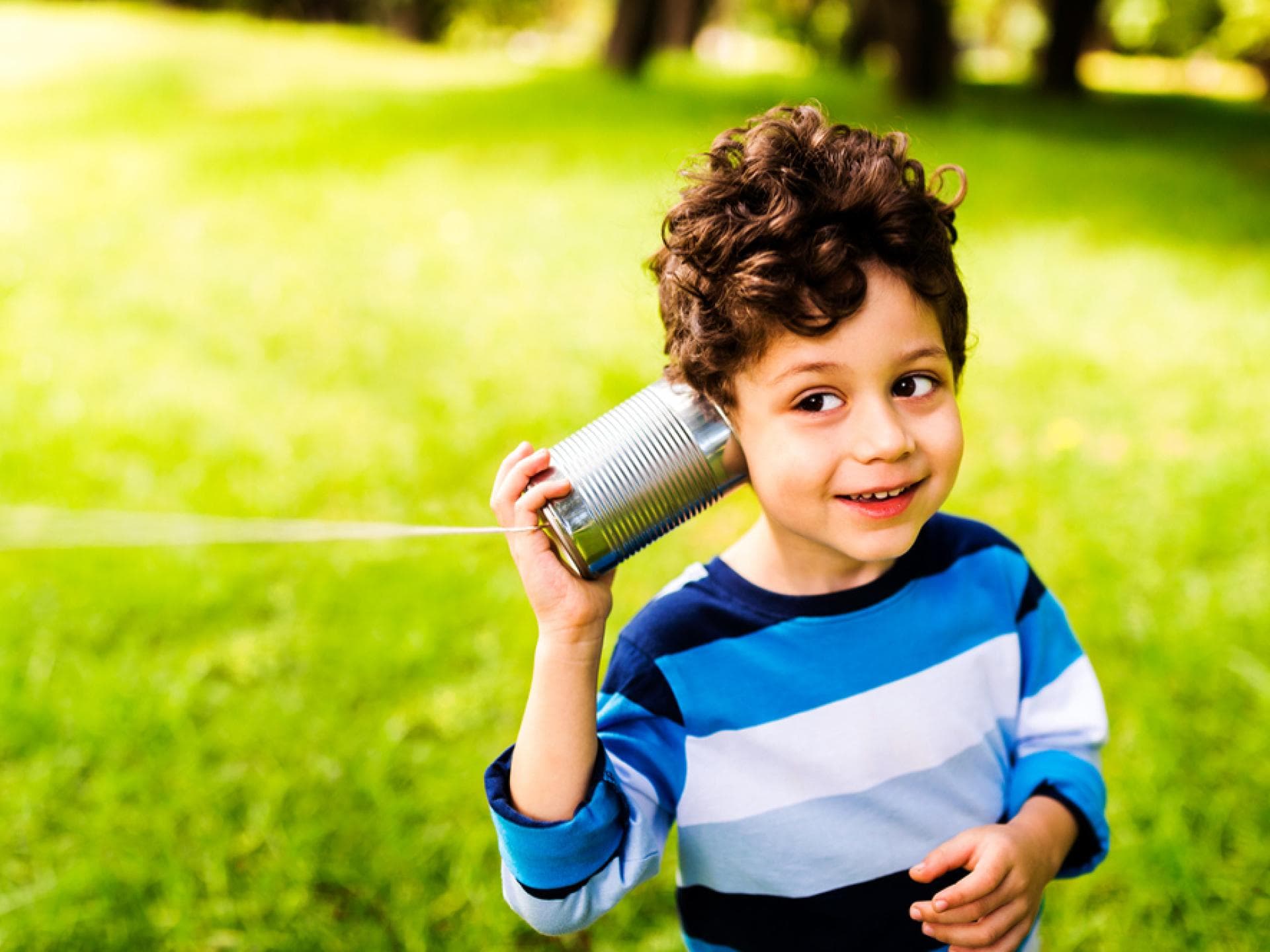 Ein selbst gebasteltes Dosentelefon macht nicht nur Spaß, es ist auch total faszinierend für Kids.