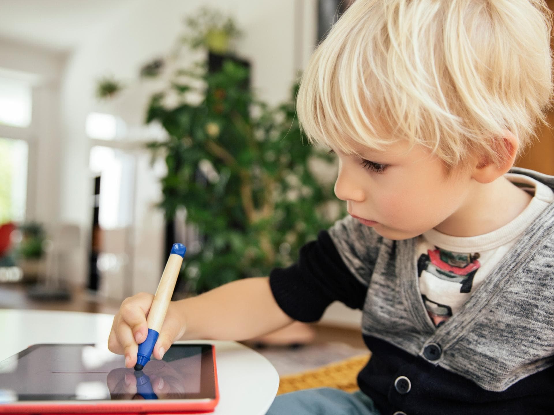 Für viele Kinder ist der Umgang mit dem Tablet völlig normal. Aber können sie so überhaupt noch schreiben lernen?