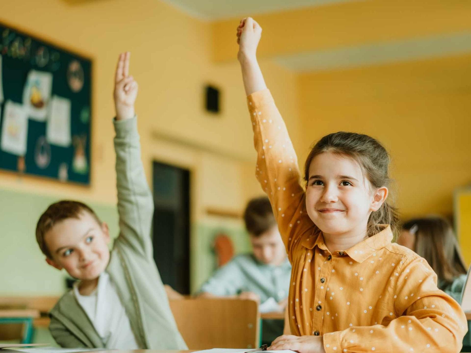 Ambitionierte Kinder melden sich in der Schule.