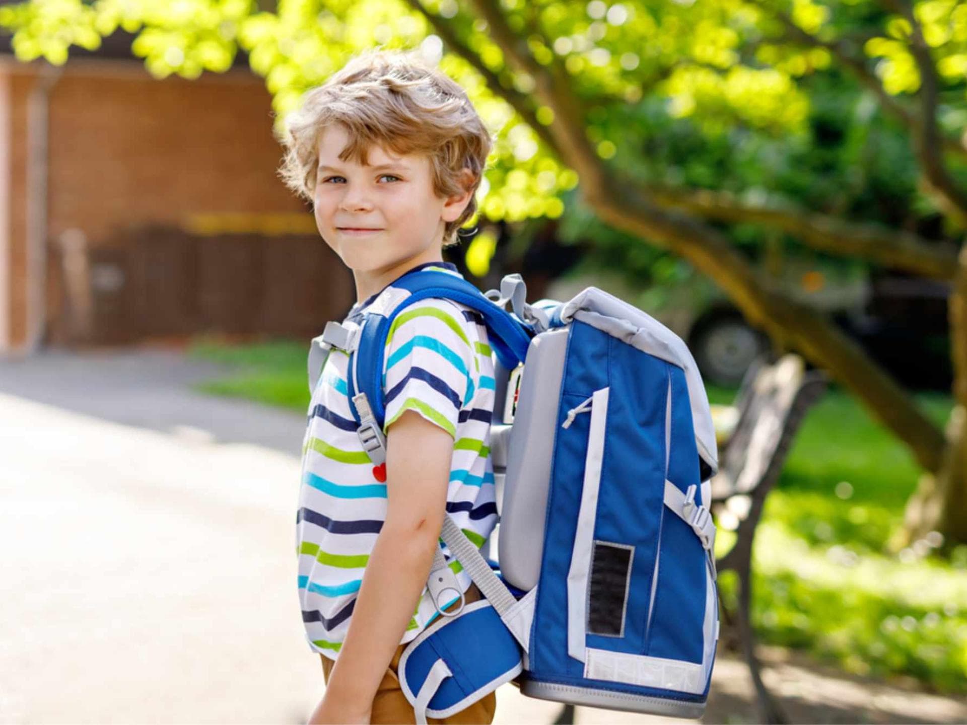 Stolzer Grundschüler mit Ranzen.
