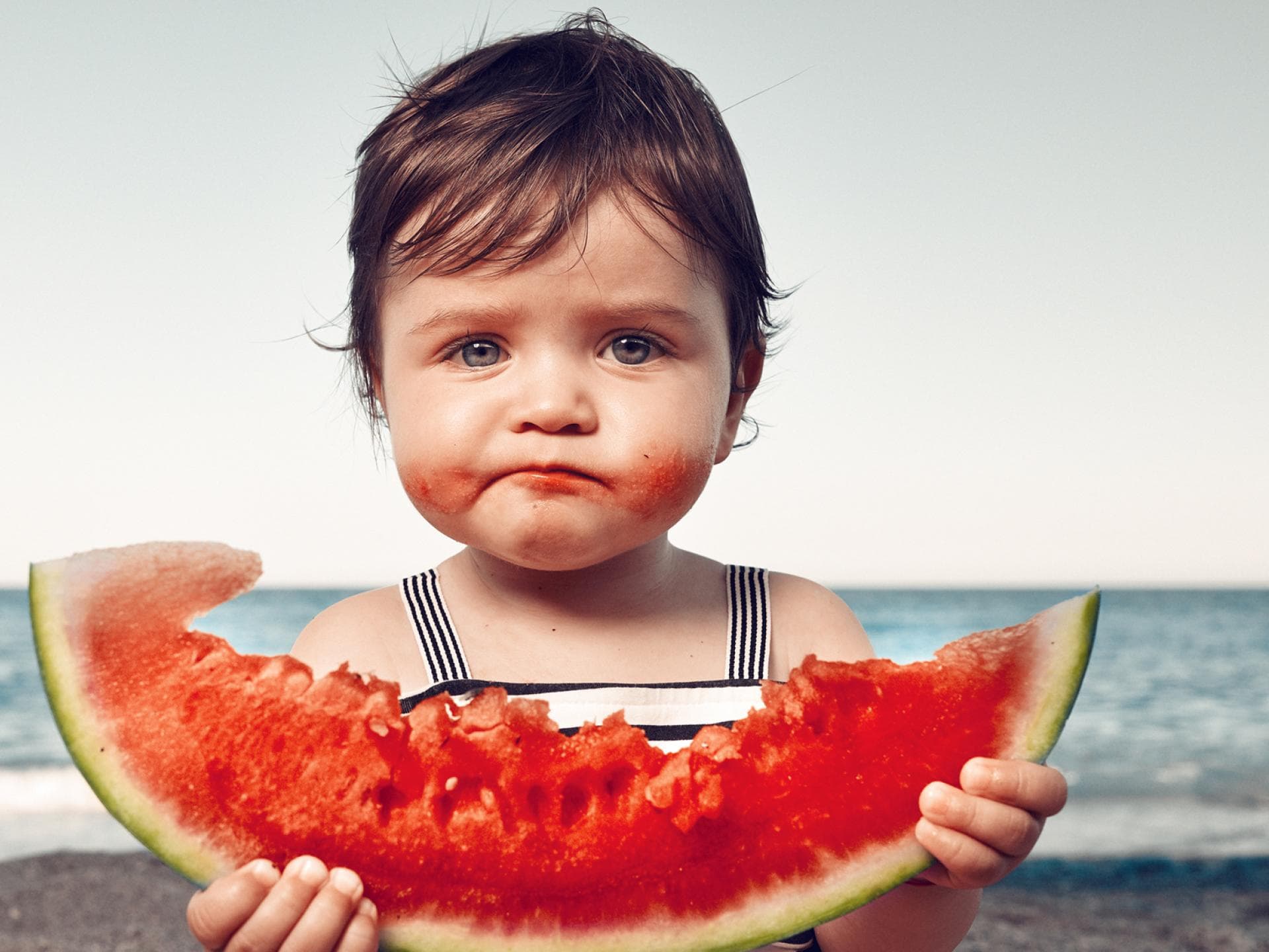 Wer kennt's nicht: Verschmierte Schnuten gehören dazu, wenn Wassermelone genascht wird.