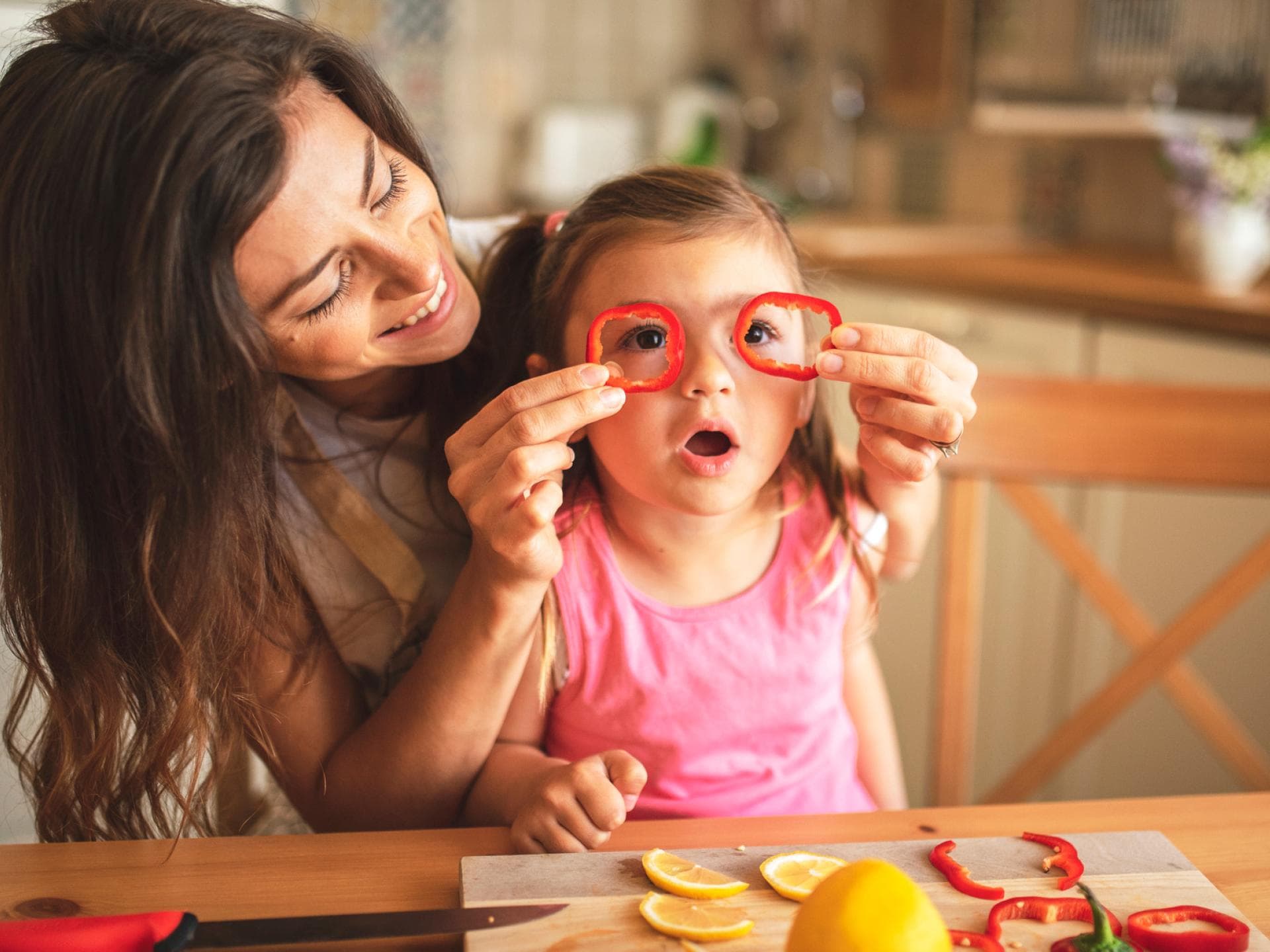 Eltern können mit gutem Beispiel vorangehen – mit Spaß an gesundem Essen sind Kinder mit wichtigen Nährstoffen bestens versorgt.
