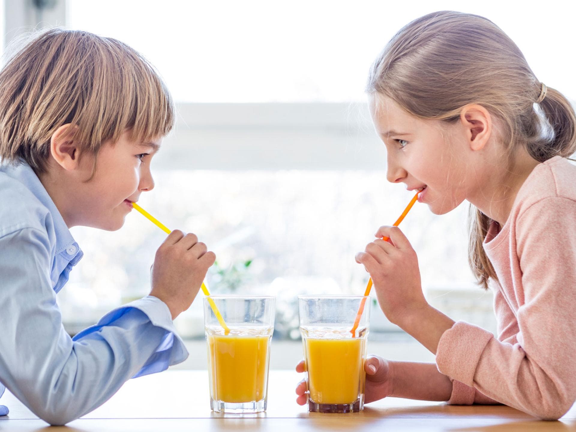 Viele Kinder lieben Orangensaft.