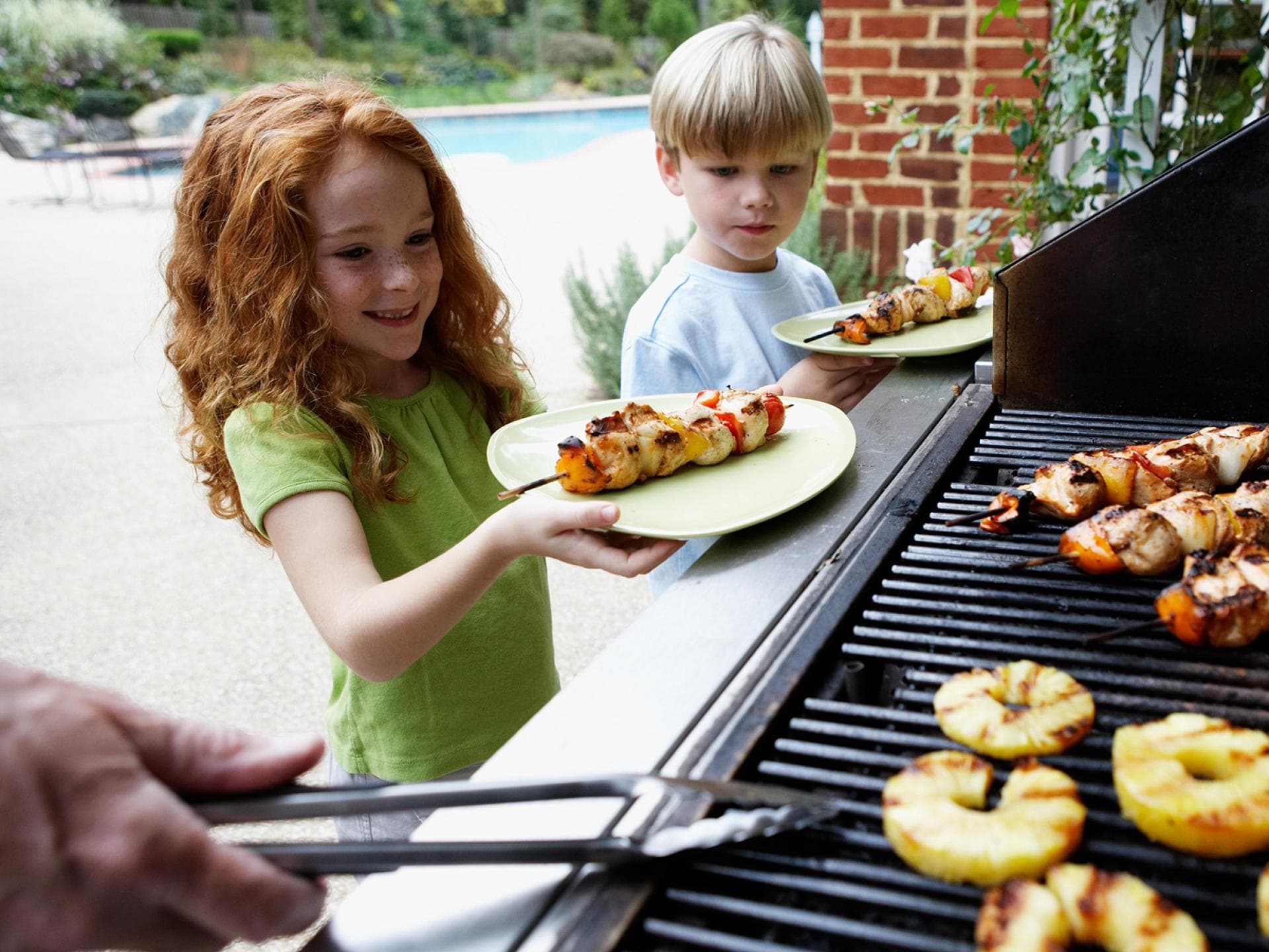 Grillen mit Kids macht Spaß – vor allem mit abwechslungsreichen Rezeptideen.