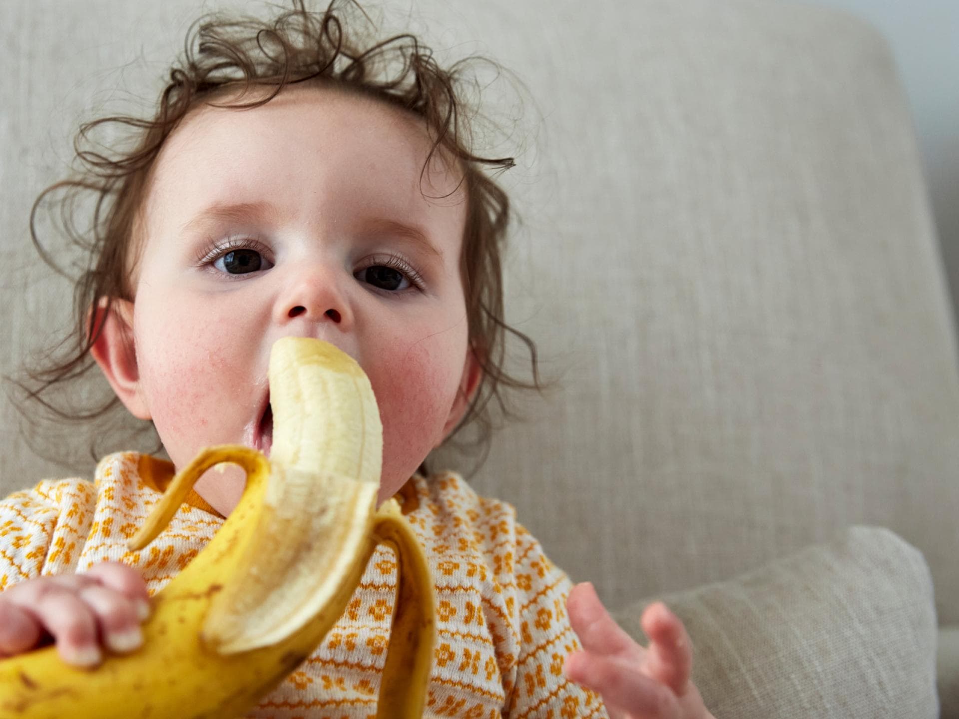 Sieht süß aus: Aber Kinder sollten Bananen nicht mit Schale bekommen.