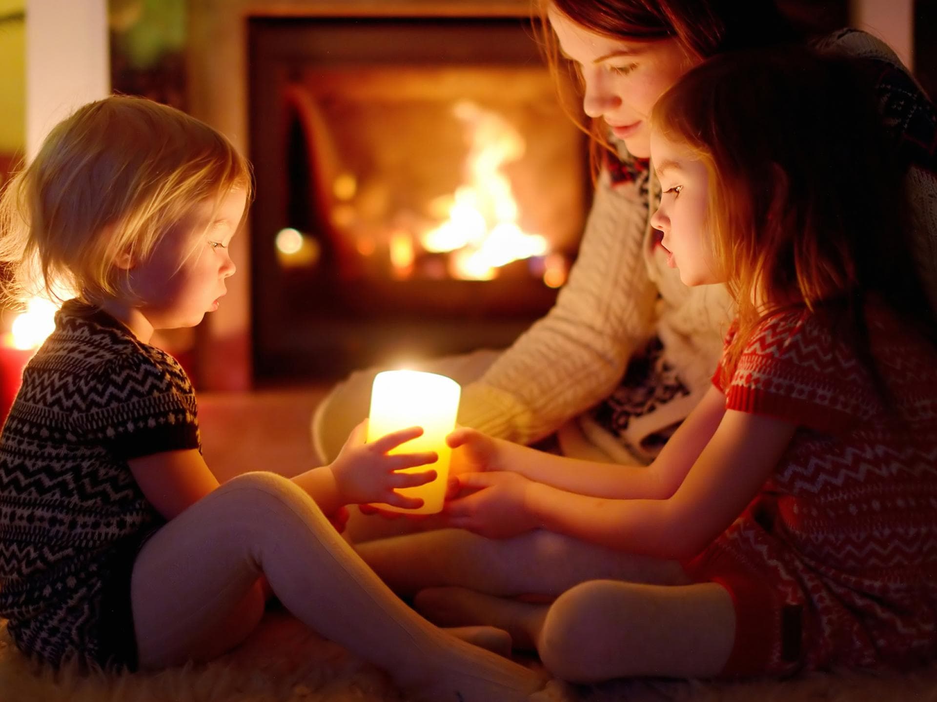 Mit Streichhölzern und Kerze könnt ihr mit euren Kindern den Umgang mit Feuer üben.