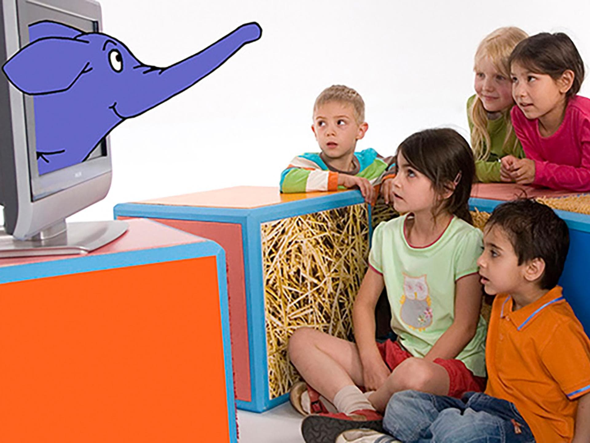 Kinder schauen "Die Sendung mit dem Elefanten". 