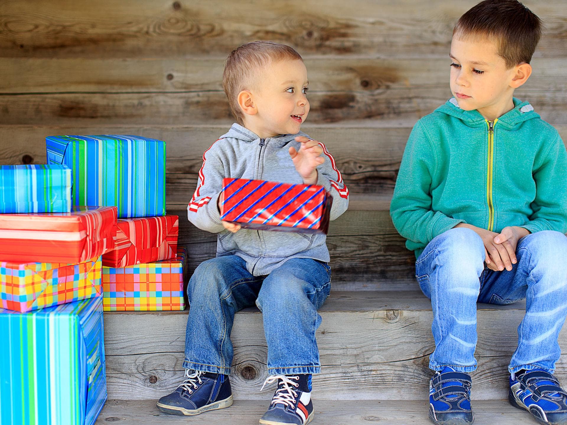 Ein Kind wird mit Geschenken überhäuft, das andere geht leer aus ... Nicht gerade ein Garant für eine gute Beziehung.