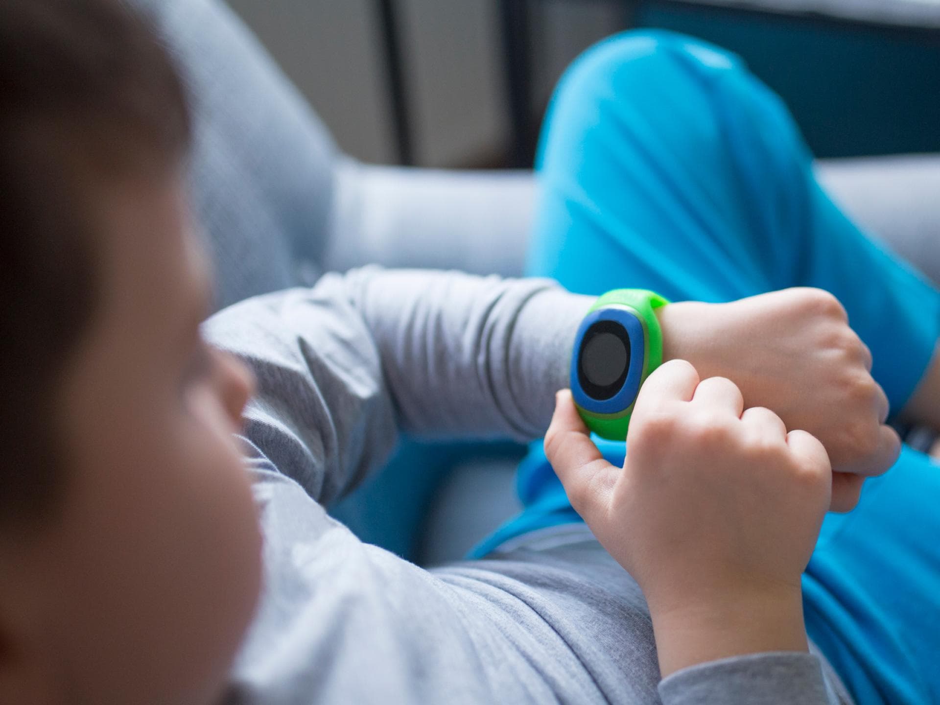 Kind mit Smartwatch