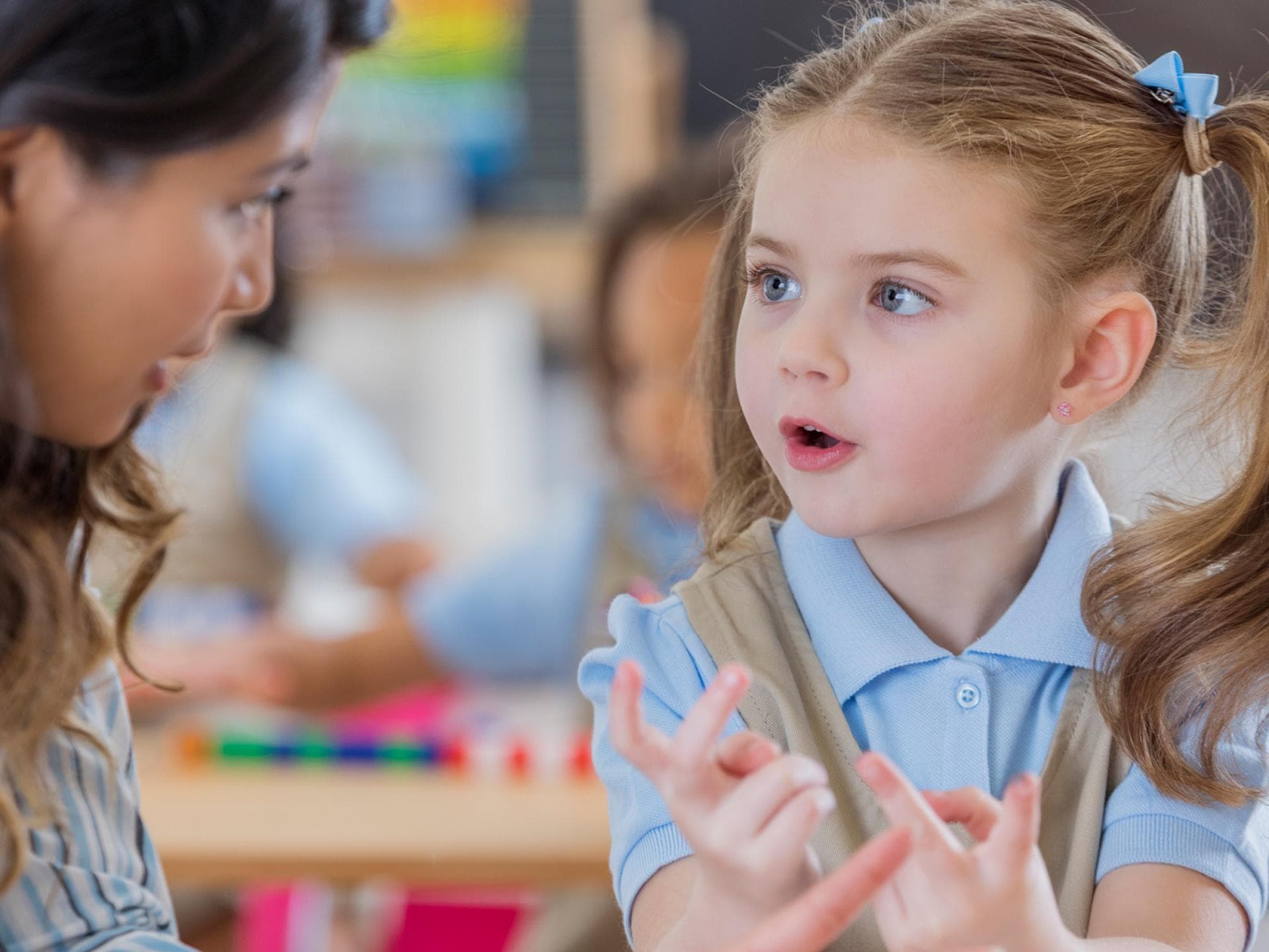 Eltern sollten die Förderung ihrer Kinder möglichst entspannt angehen. Vorschulkind zählt mit den Fingern.