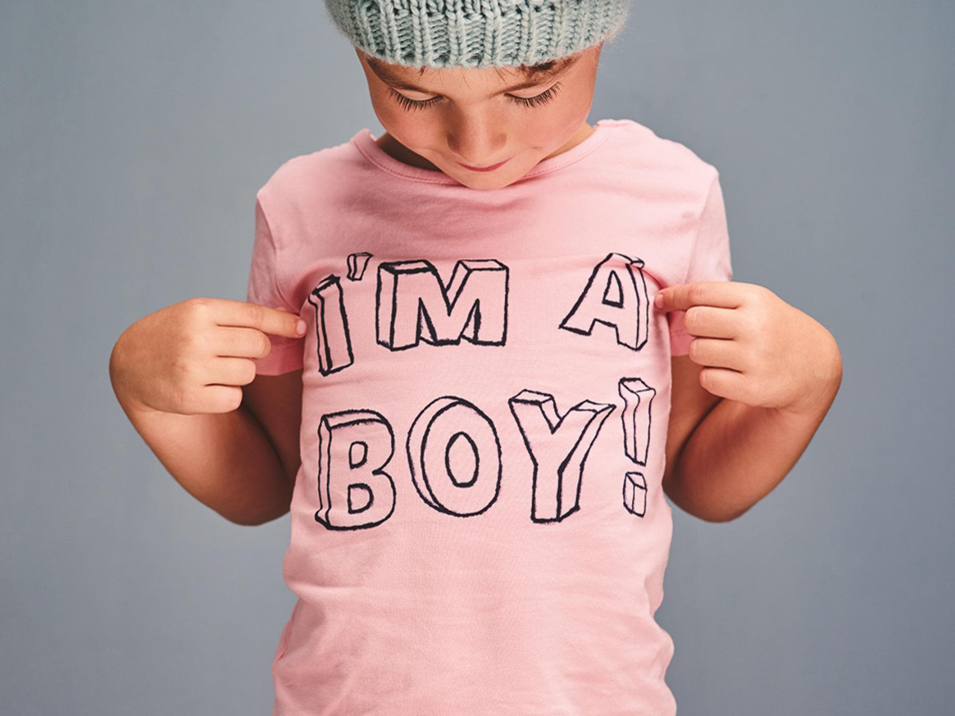 Junge mit rosa T-Shirt.