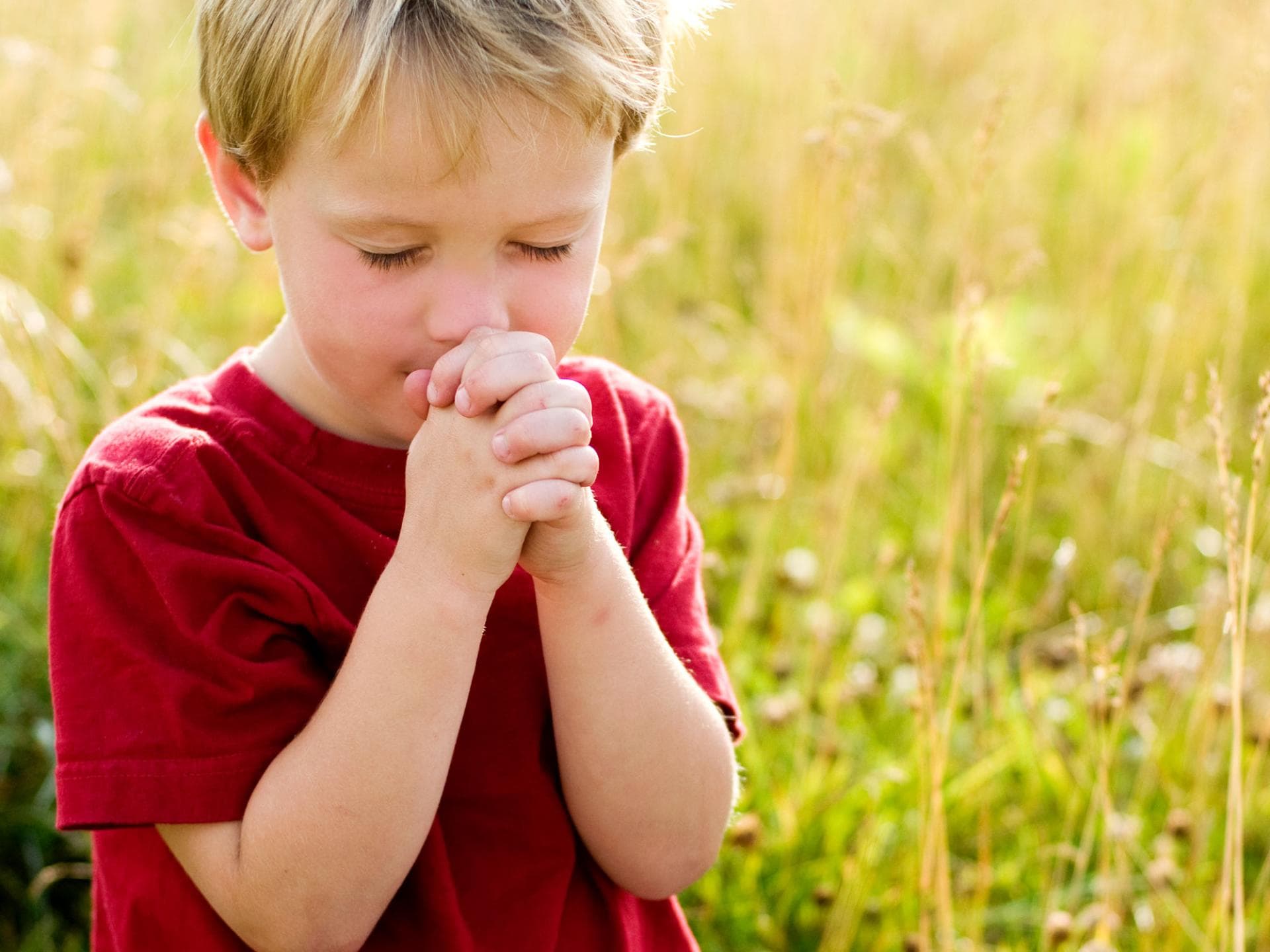Gemeinsam beten, Geschichten aus der Bibel lesen oder Gottesdienstbesuche – viele Kinder fragen früher oder später "Was ist eigentlich Gott?"
