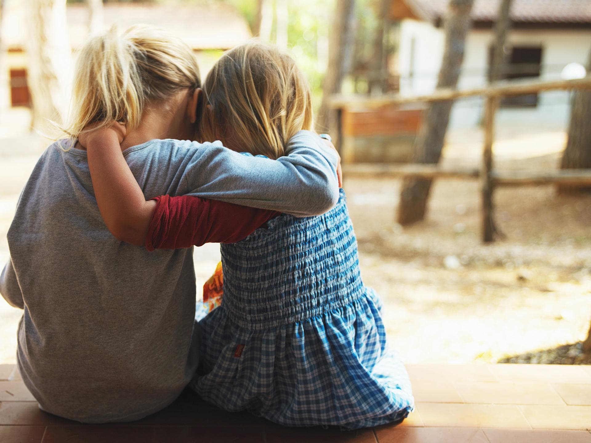 Eltern können ihre Kinder dabei unterstützen, Empathie zu lernen.