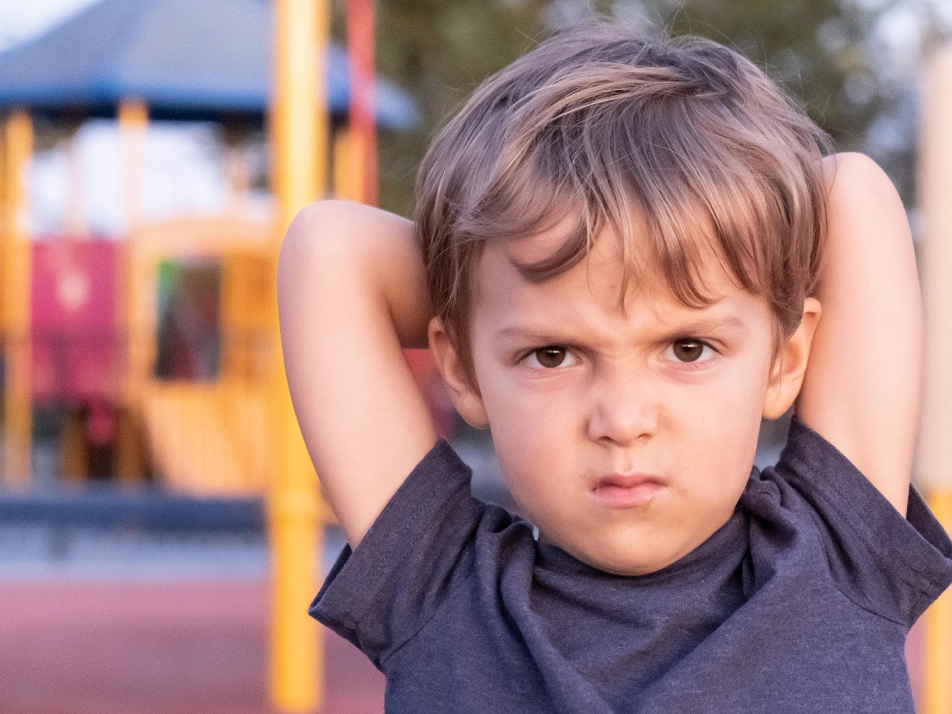 Auf Spielplätzen kommt es immer wieder vor, dass Kinder wütend sind – das ist ganz normal.