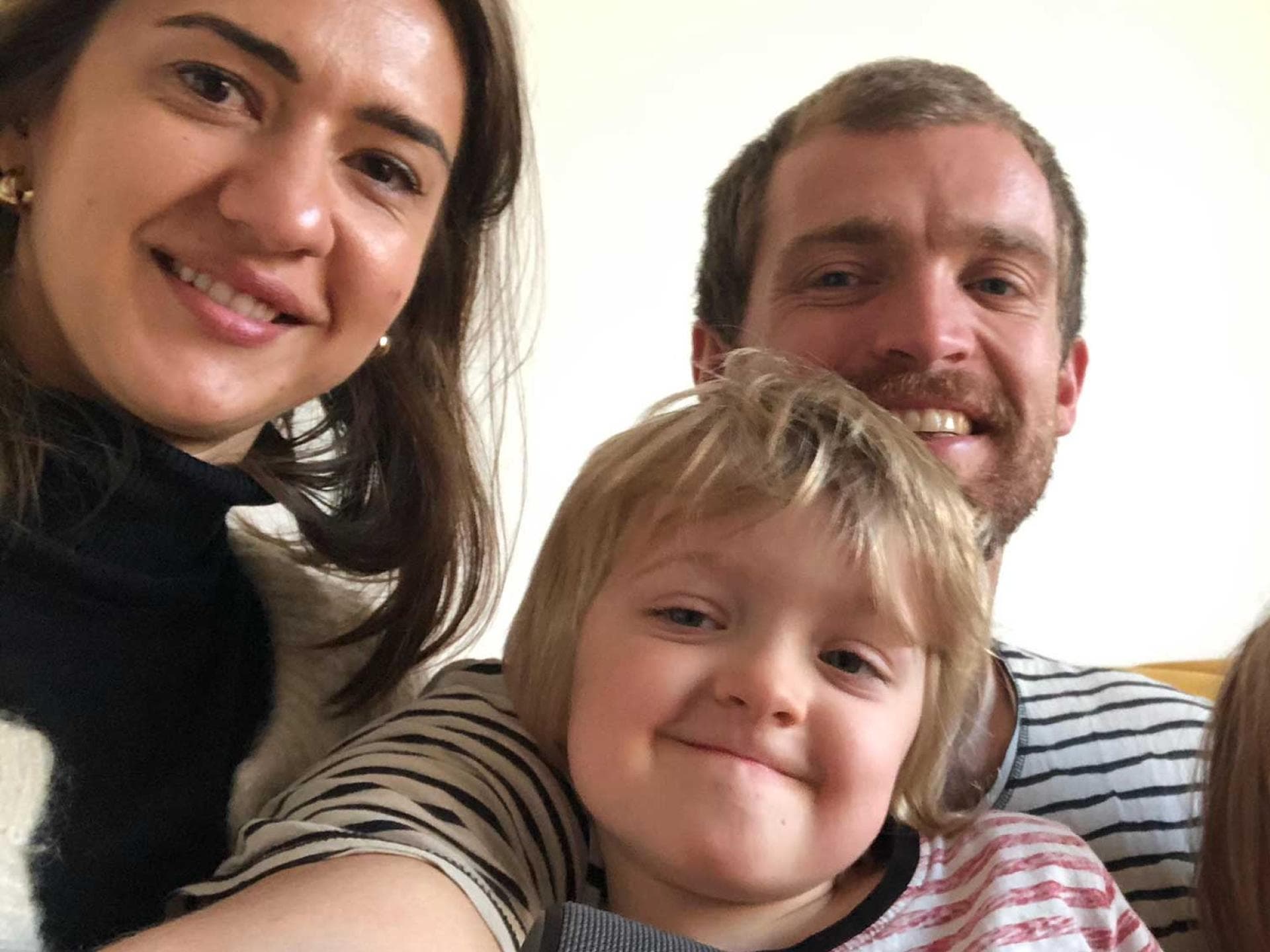 Zwei Sprachen, eine Familie: Aleksandra Martynczuk (35) und Giannis Geiss (32) mit ihren Kindern Kamil (4) und Maja (3)