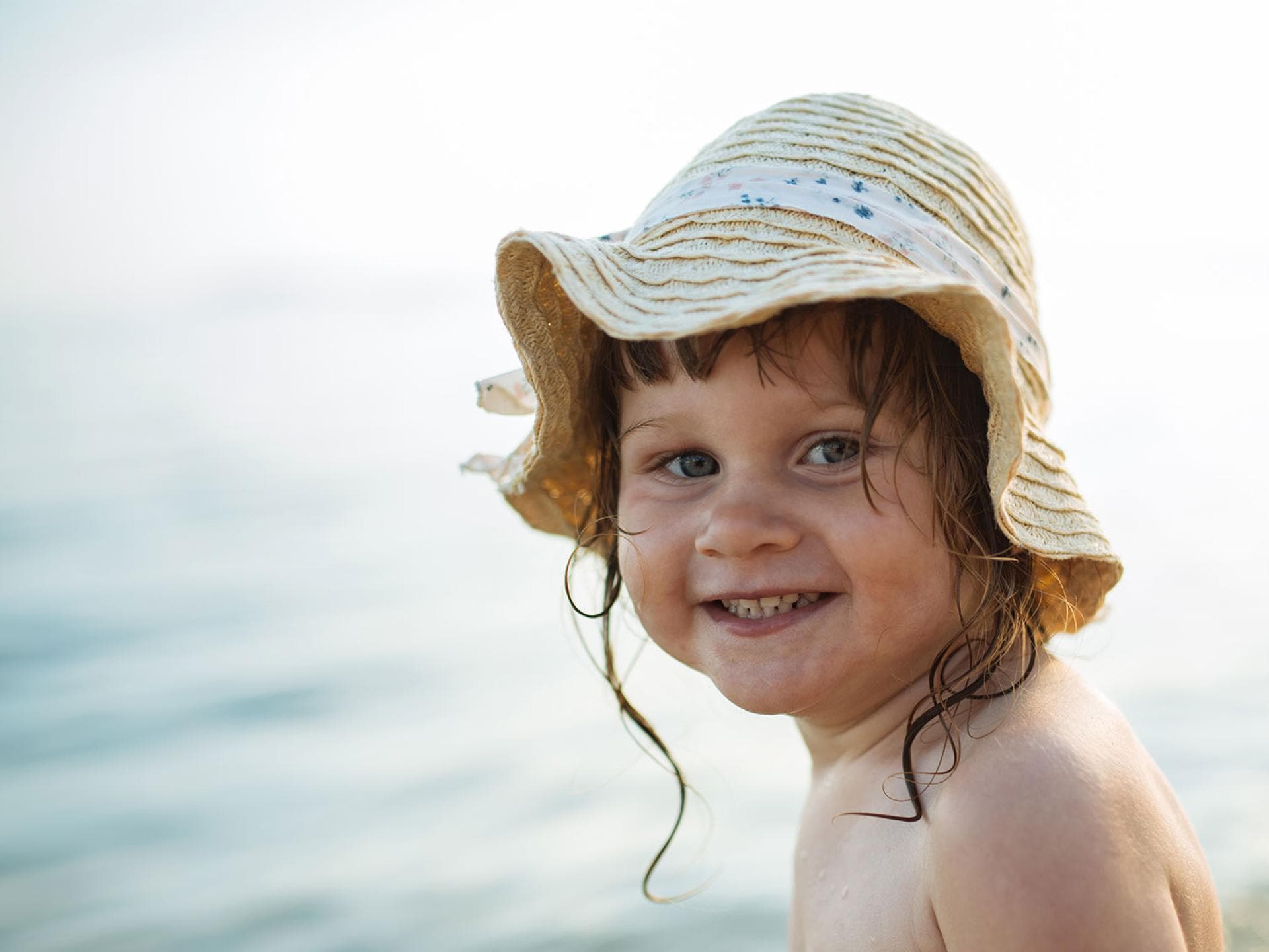 Früher normal, heute selten: unbeschwerte nackte Kinder im Garten oder am Strand.