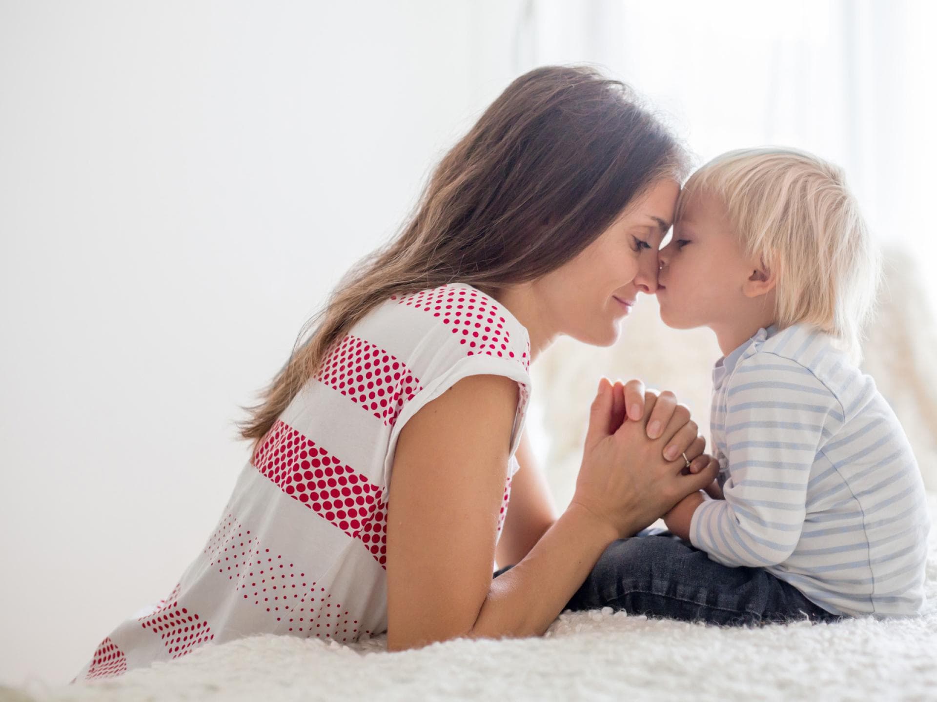 Gute-nacht-Gebete können Kindern am Abend Sicherheit geben. 