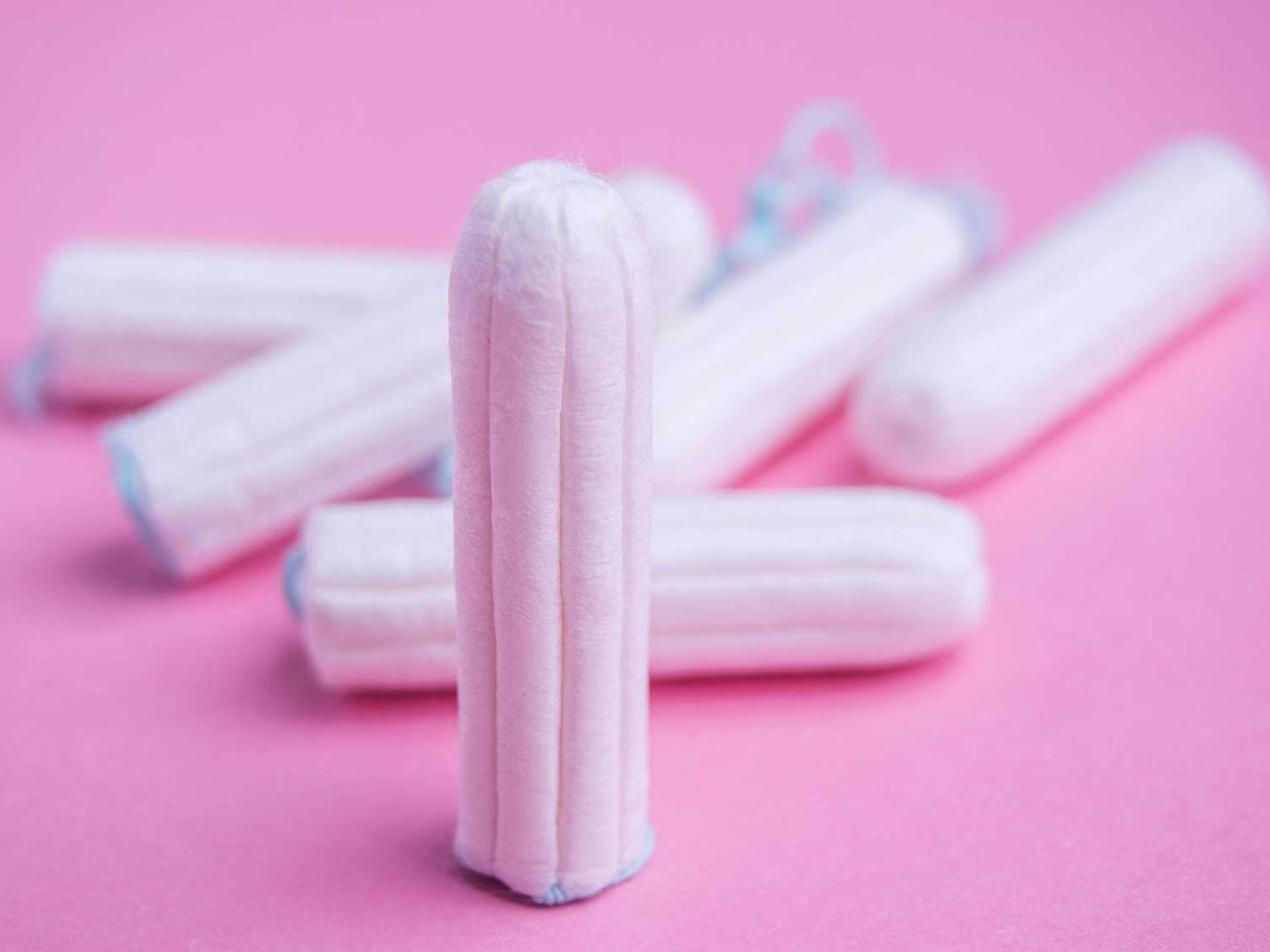 Viele Kinder lieben es, mit Tampons zu spielen. Aber sollte man ihnen dann gleich die Periode erklären? Tampons mit rosa Hintergrund.