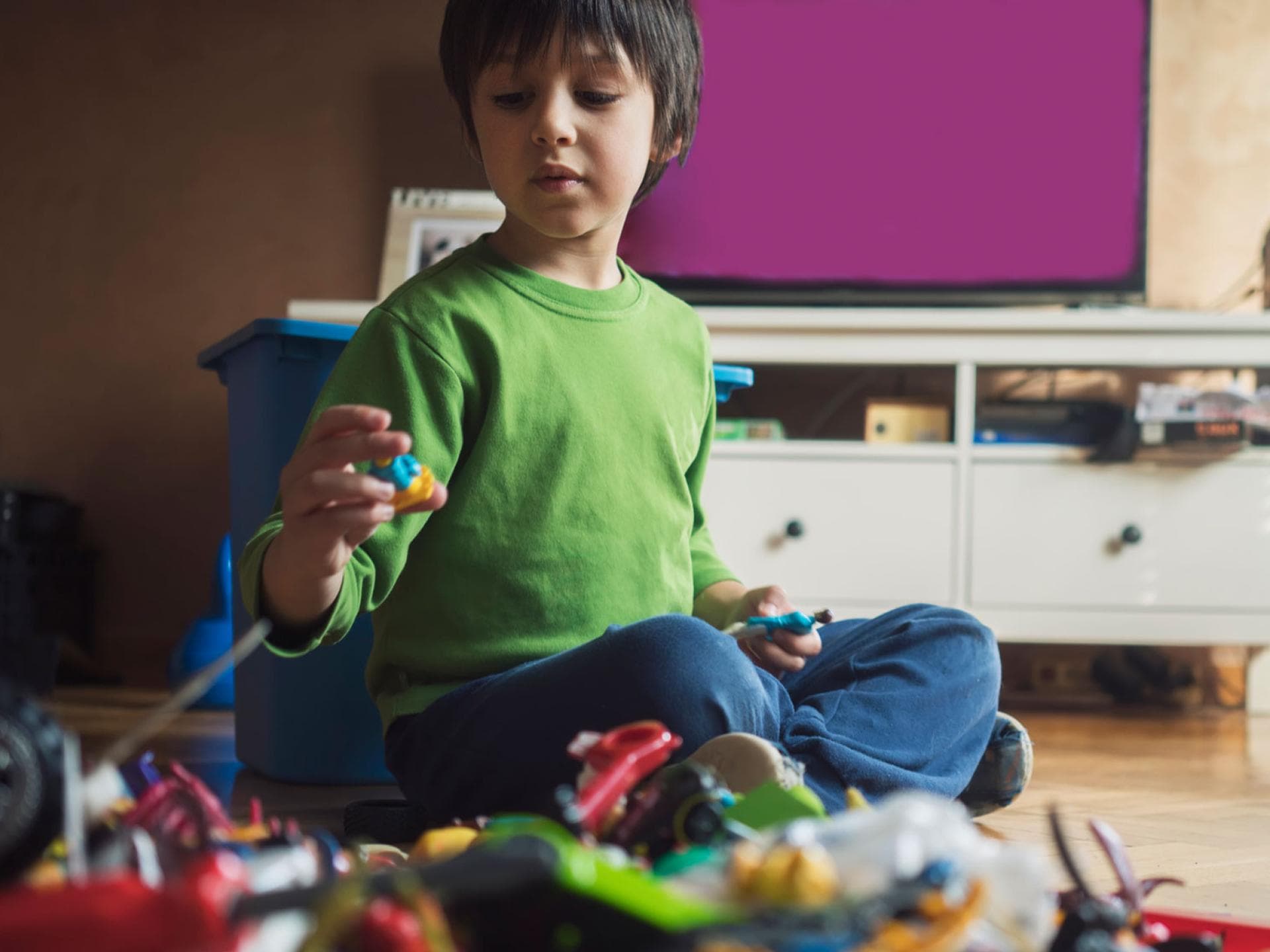 Chaos im Kinderzimmer ist für viele Eltern ein gewohnter Anblick. Kind spielt mit Spielzeug.