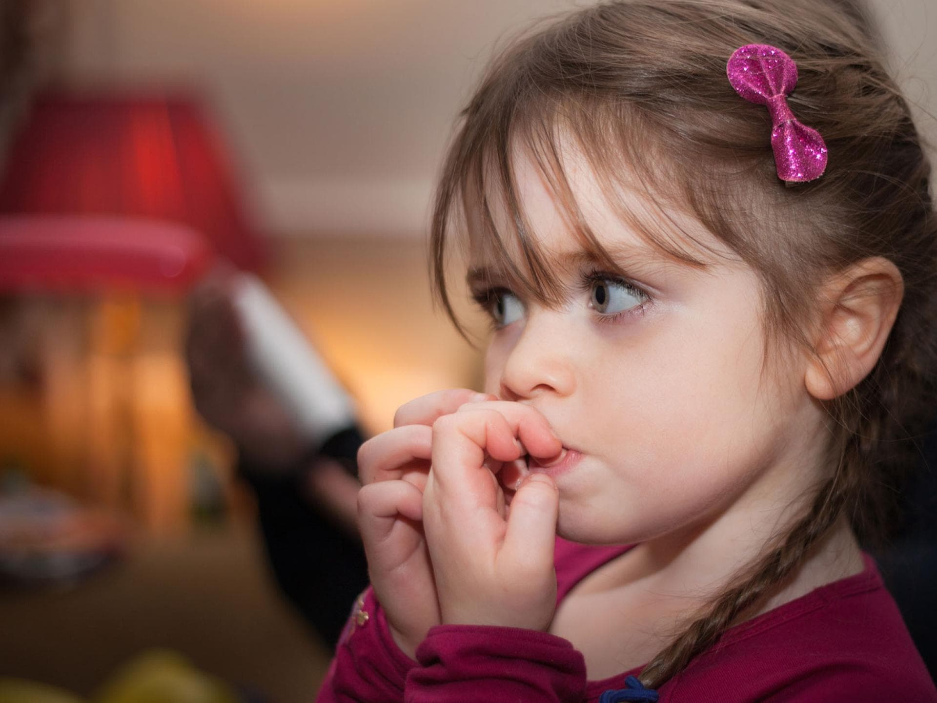 Wenn Kinder Tics entwickeln und sie für längere Zeit behalten, sollte man mit therapeutischer Hilfe gegensteuern. 