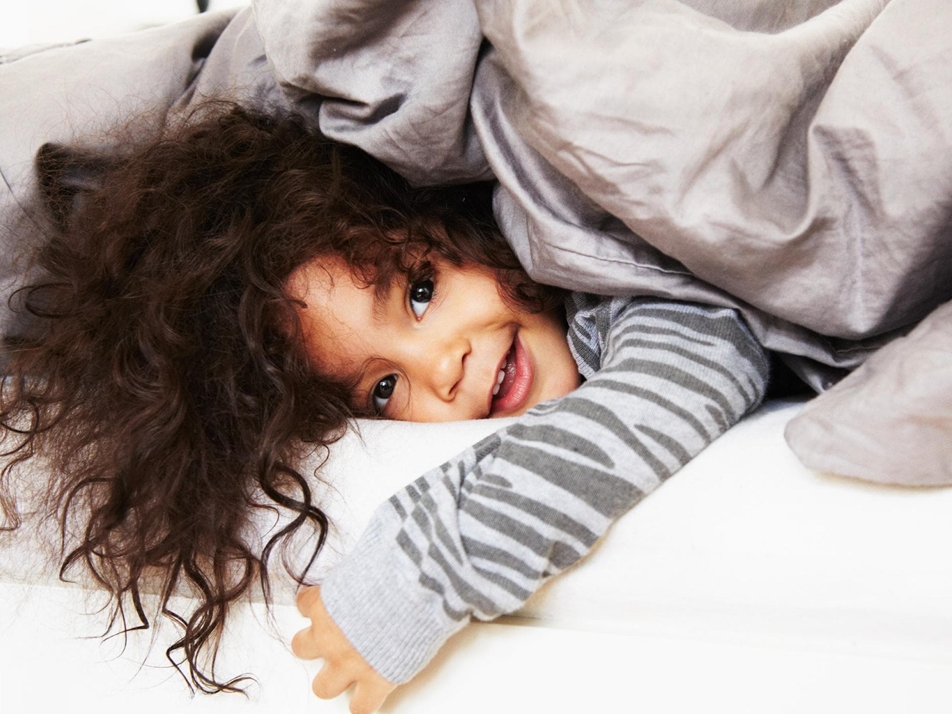 Ab wann dürfen Kinder mit einer Decke statt im Schlafsack schlafen?