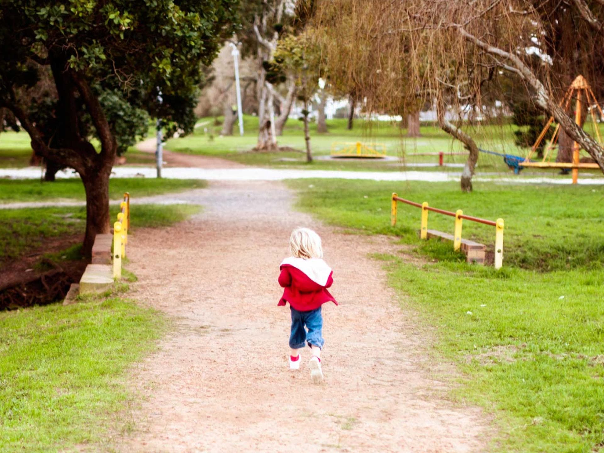 Kleinkinder lieben es, ihre Umgebung zu erkunden – ohne Mama und Papa. Aber was, wenn die ihre Kleinen plötzlich nicht mehr finden können? Kleines Kind läuft alleine durch den Park.