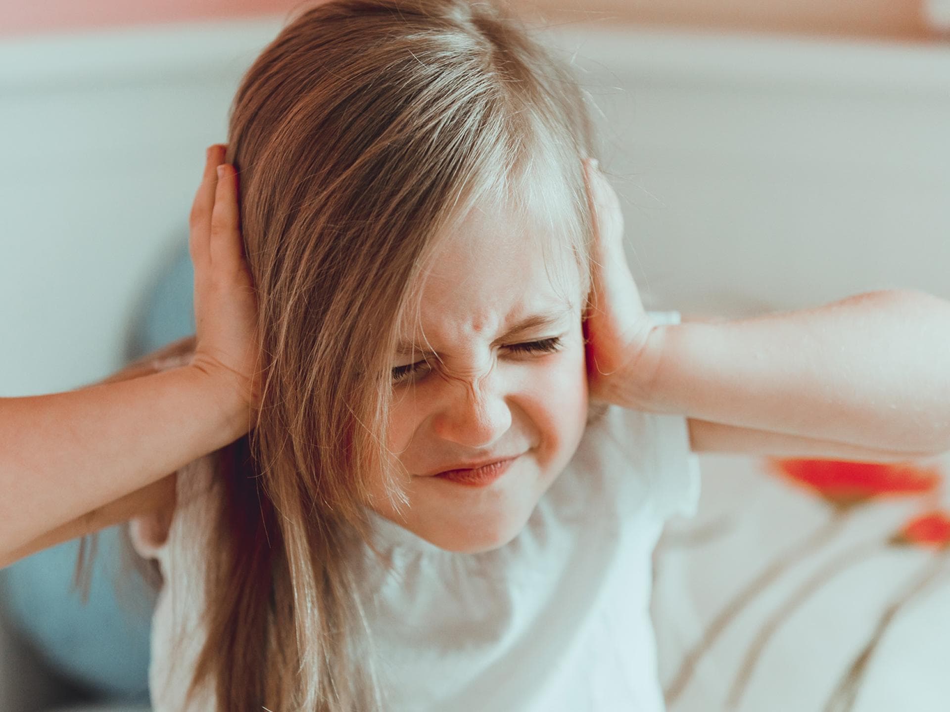 Einfach Ohren dicht machen: Wenn Kinder nicht zuhören wollen, müssen Eltern kreativ werden.