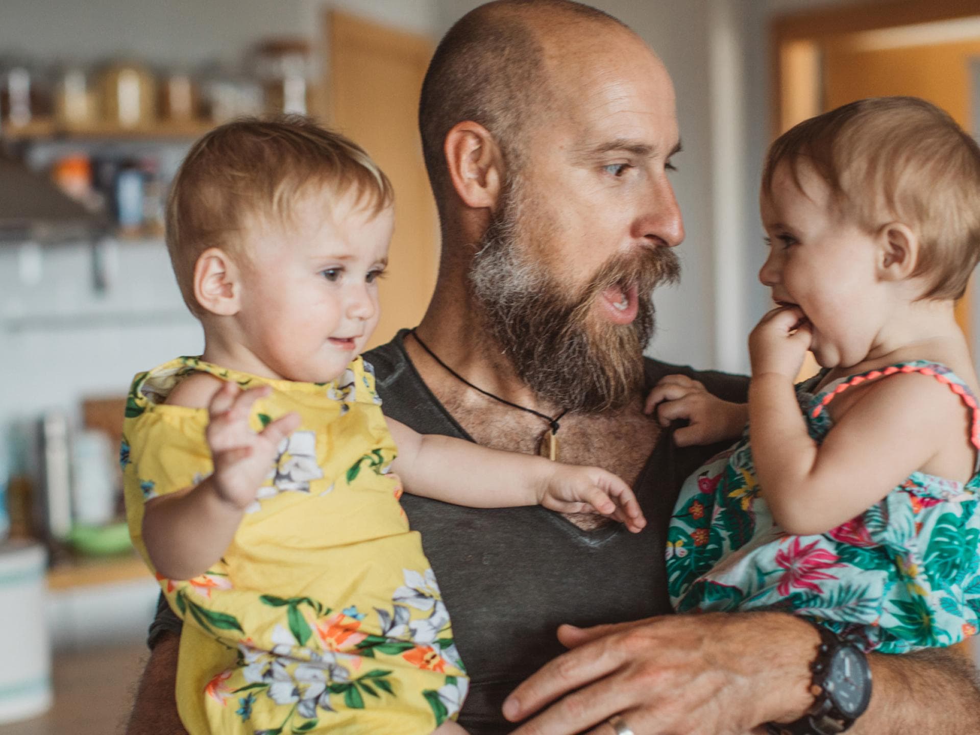 So ein Vollbart ist schon ganz schön dominant im Gesicht ... kein Wunder, dass Papa "oben ohne" dann ganz anders aussieht.