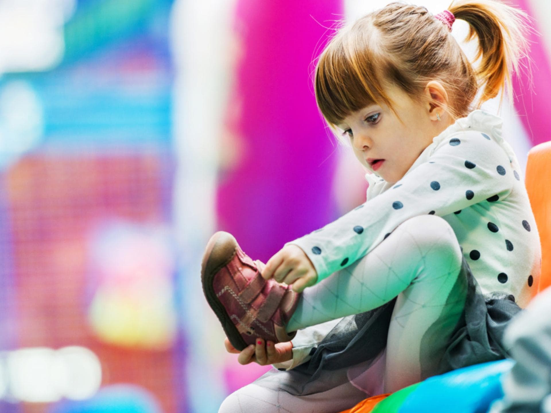 Das Anziehen der Schuhe ist für Kinder anfangs gar nicht so leicht.