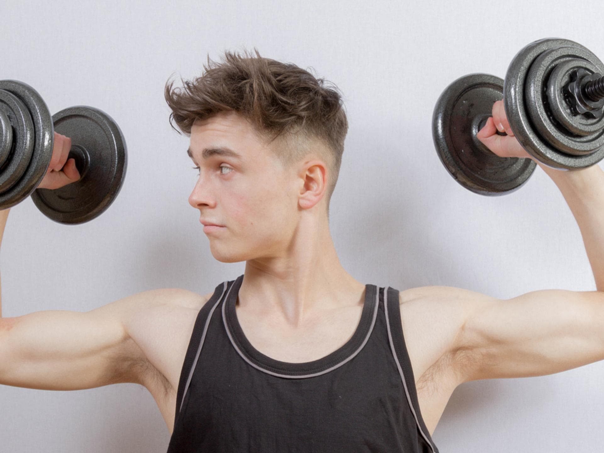 Viel zu stemmen: Mit der Pubertät kommen für viele Jungs auch Selbstzweifel. Im Fitnessstudio versuchen manche, diese Sorgen zu vertreiben.