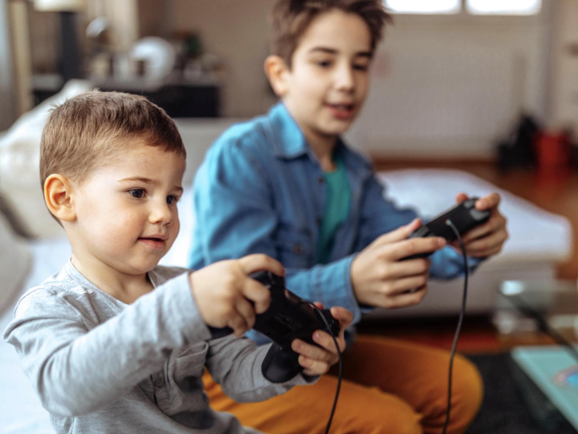 Zwei Jungs an der Spielekonsole.