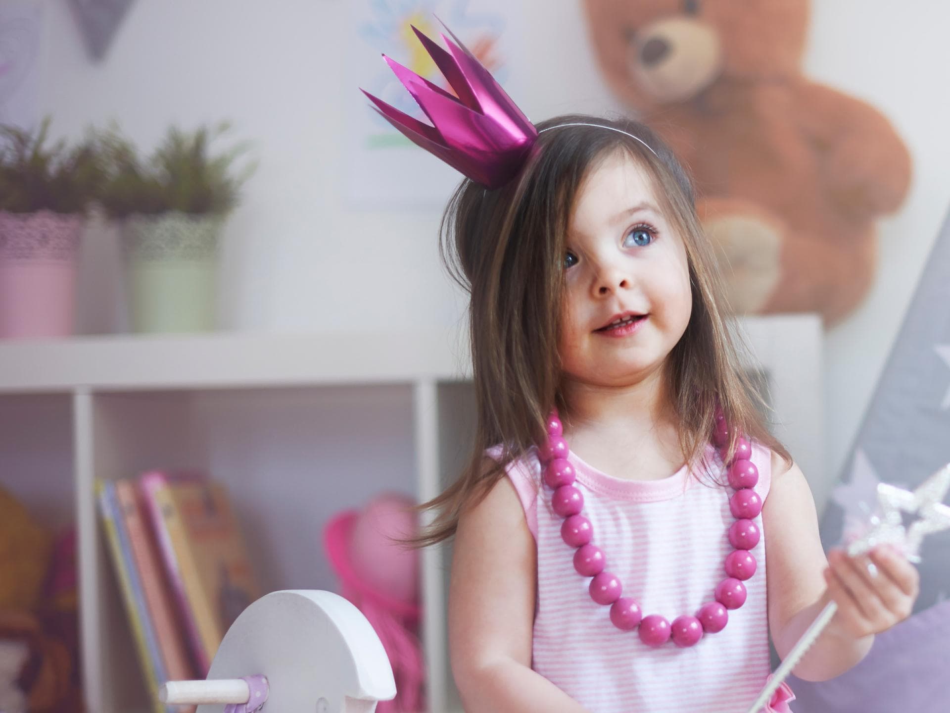 Kleines Mädchen als Prinzessin verkleidet.