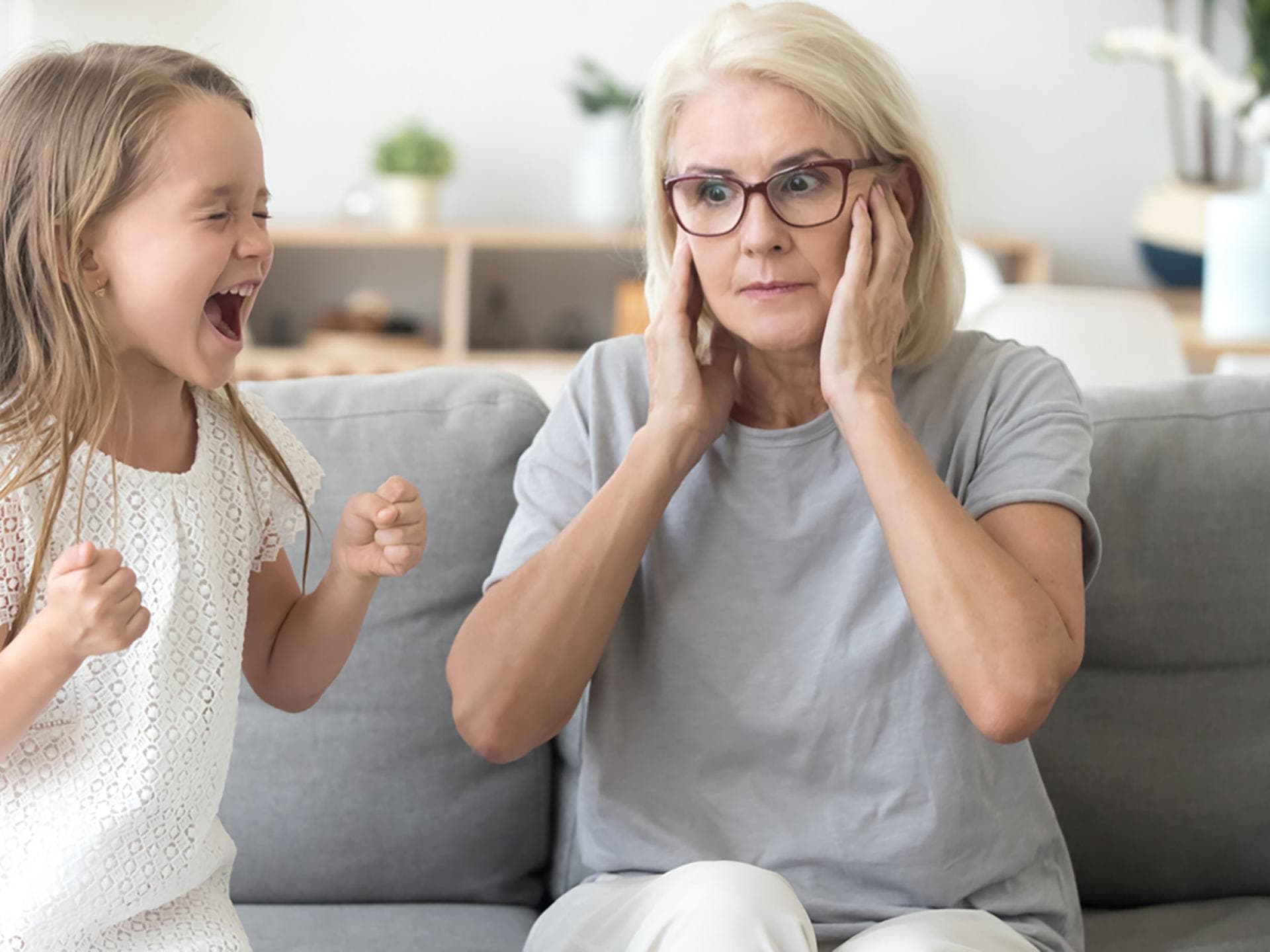 Zärtlichkeiten wie Omas Umarmungen sind lieb gemeint, aber auch Kinder haben ein Recht auf körperliche Selbstbestimmung.