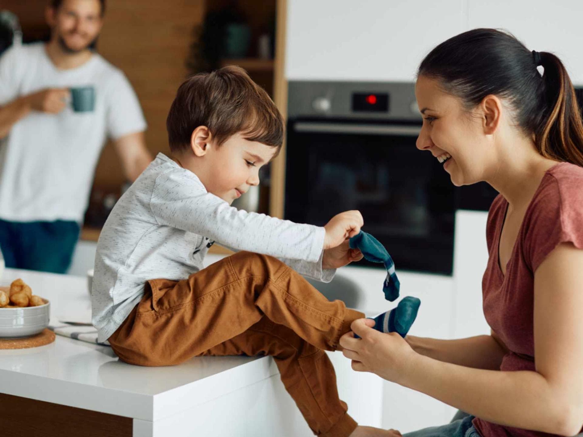 Socken anziehen: Das kann bei kleinen Kindern schon mal im wütenden Showdown enden.