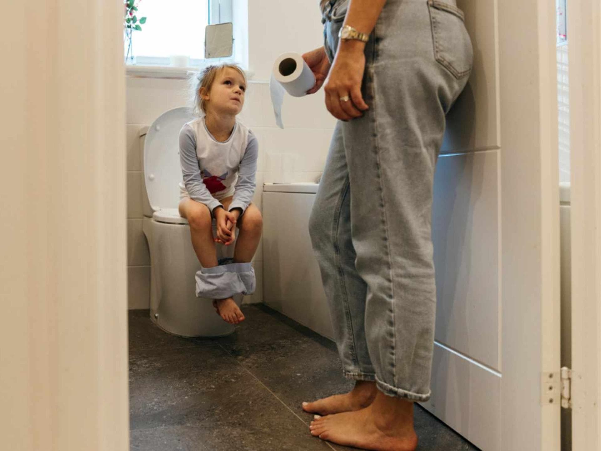 Kinder sind ganz groß im Selbermachen. Aber beim Po-Abwischen kann die Selbstständigkeit manchmal noch auf sich warten lassen ... 