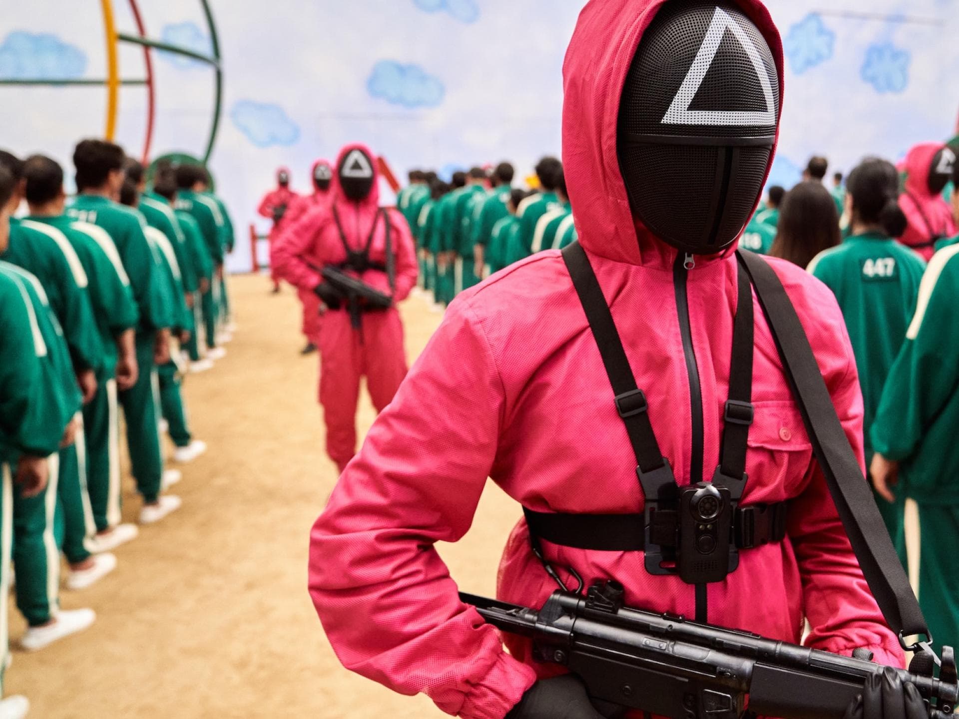 In der Serie spielen Erwachsene Kinderspiele nach. Wer verliert, wird getötet.