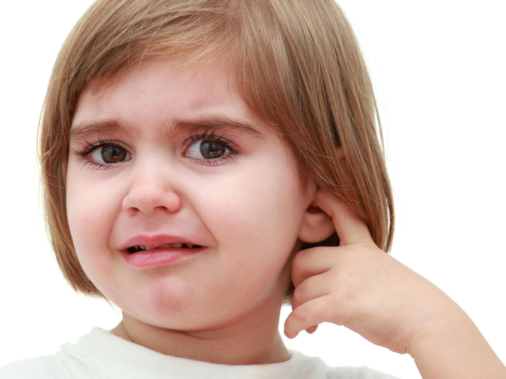 Wenn Kinder sich häufig ans Ohr fassen und weinerlich sind, stecken oft Ohrenschmerzen dahinter. Kind hat Ohrenschmerzen.