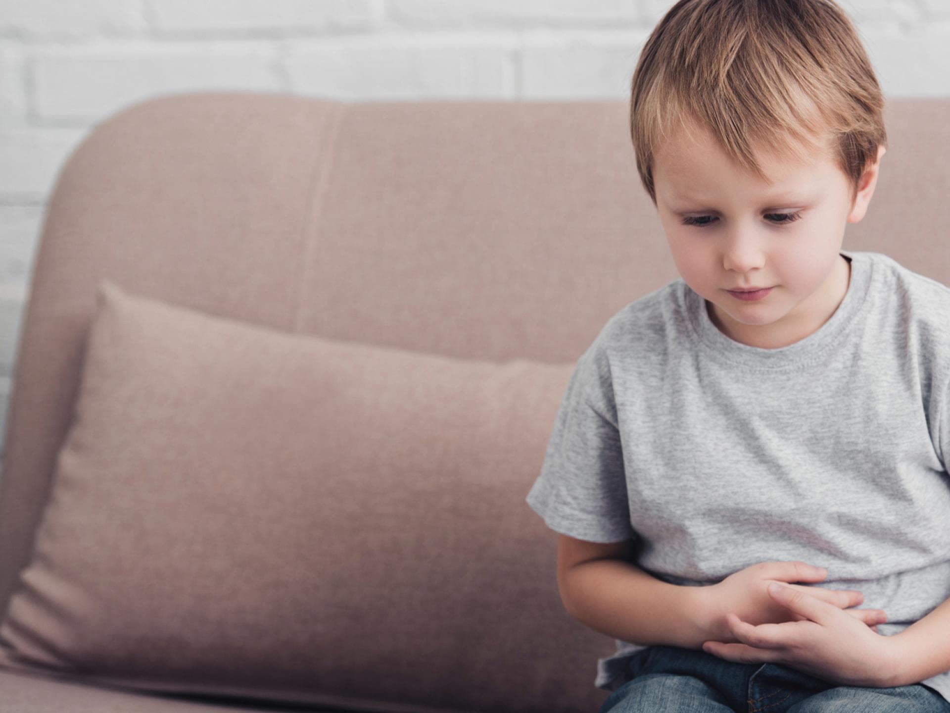 Auch seelischer Stress kann sich bei Kindern als Bauchweh äußern.