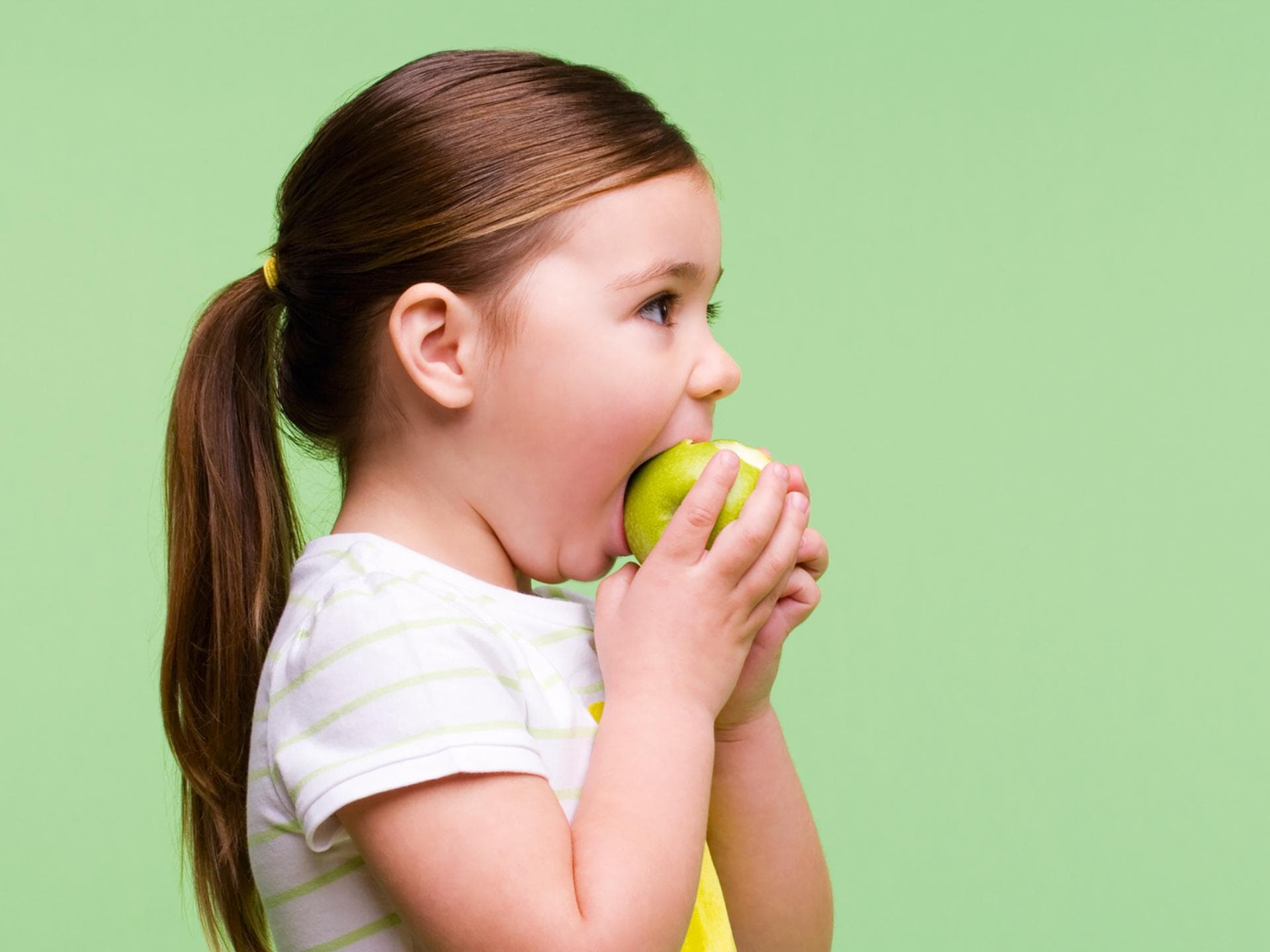Eltern sollten bei Kindern auf eine zahngesunde Ernährung achten.