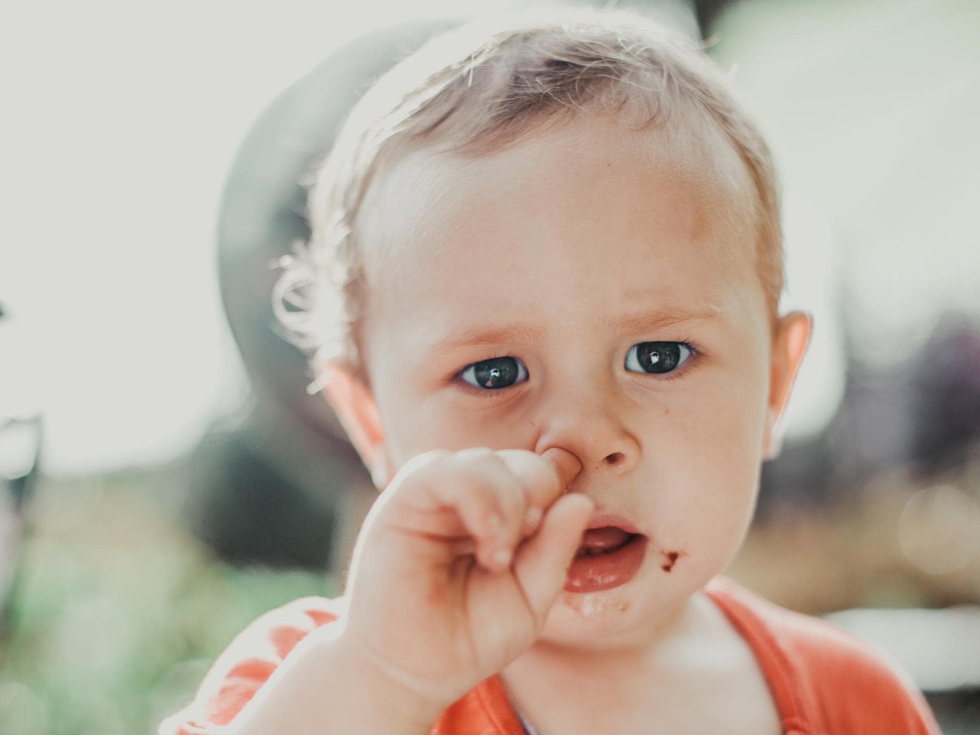 Popel essen ist zwar verpönt, aber gar nicht schlimm für die Gesundheit. Im Gegenteil! Kleinkind bohrt sich in der Nase.