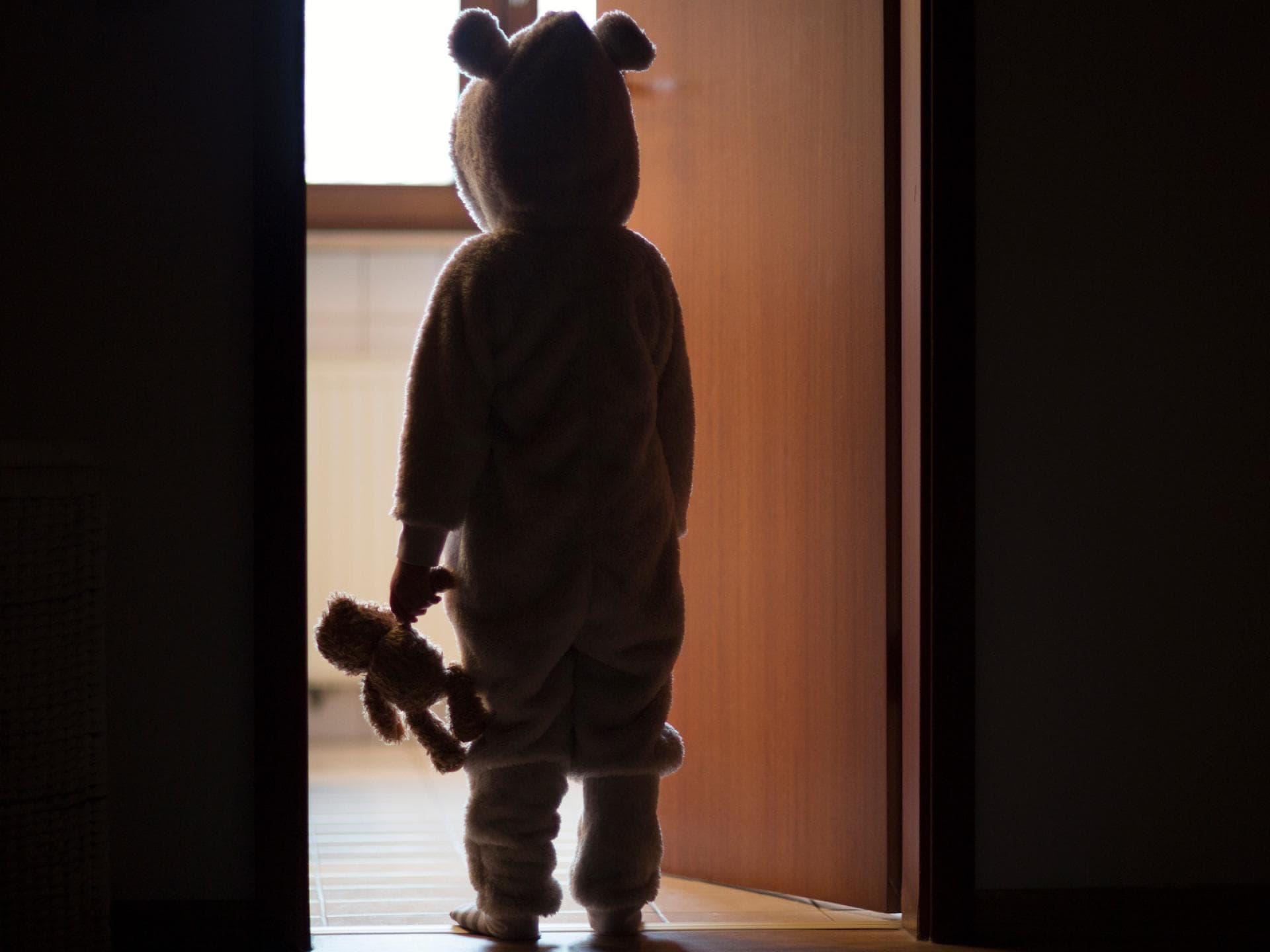 Wenn Kinder nachts schlafwandeln, sollten Eltern am nächsten Morgen mit ihnen über mögliche Sorgen sprechen.