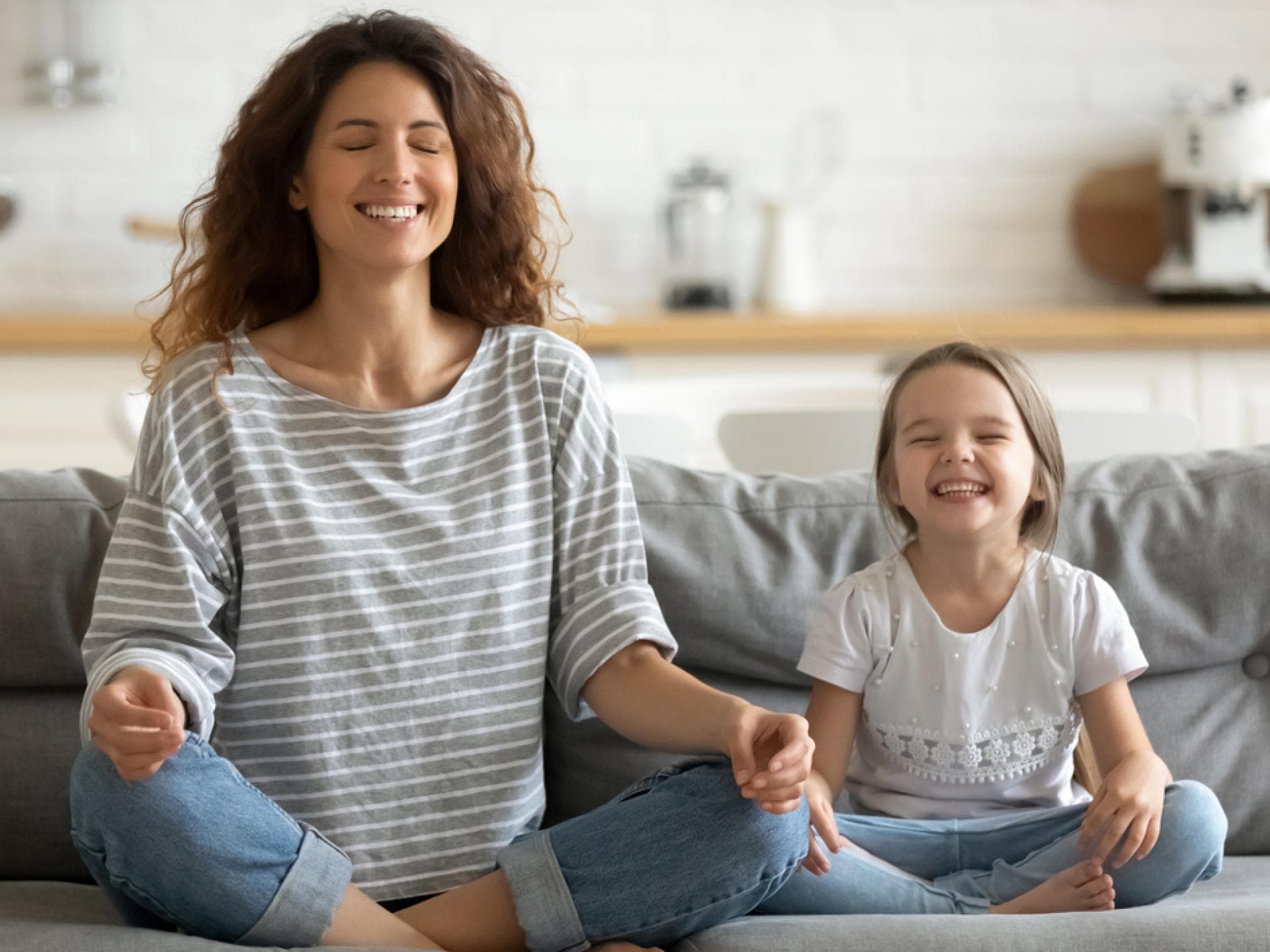 Meditieren mit Kindern macht nicht nur Spaß, es hilft den Kleinen auch abzuschalten. 