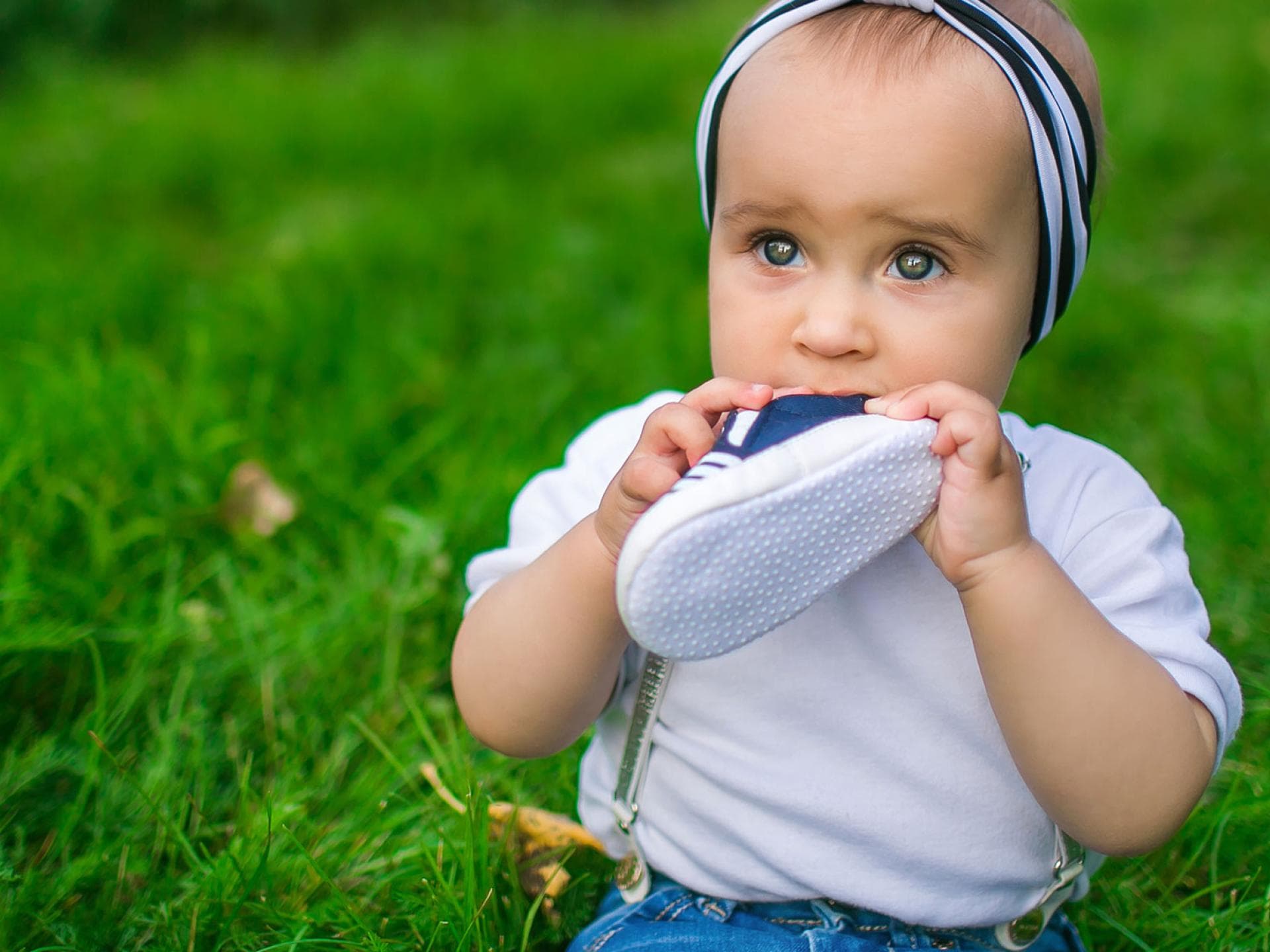 Schuhe, Schlüssel, Kabel – Alltagsgegenstände, die die Aufmerksamkeit von Kindern erwecken und auch gerne mal in den Mund genommen werden.