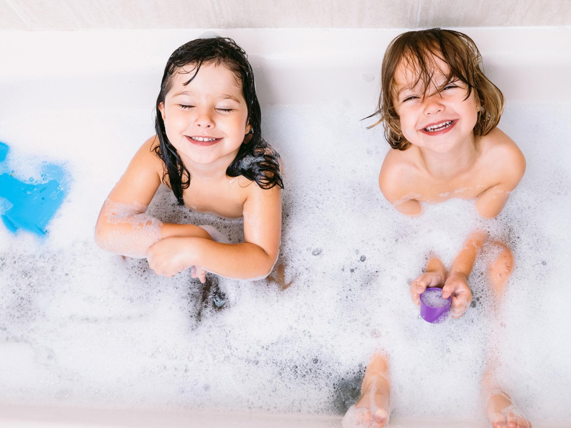 Mit Badezusatz macht Kindern das Planschen in der Wanne noch viel mehr Spaß.