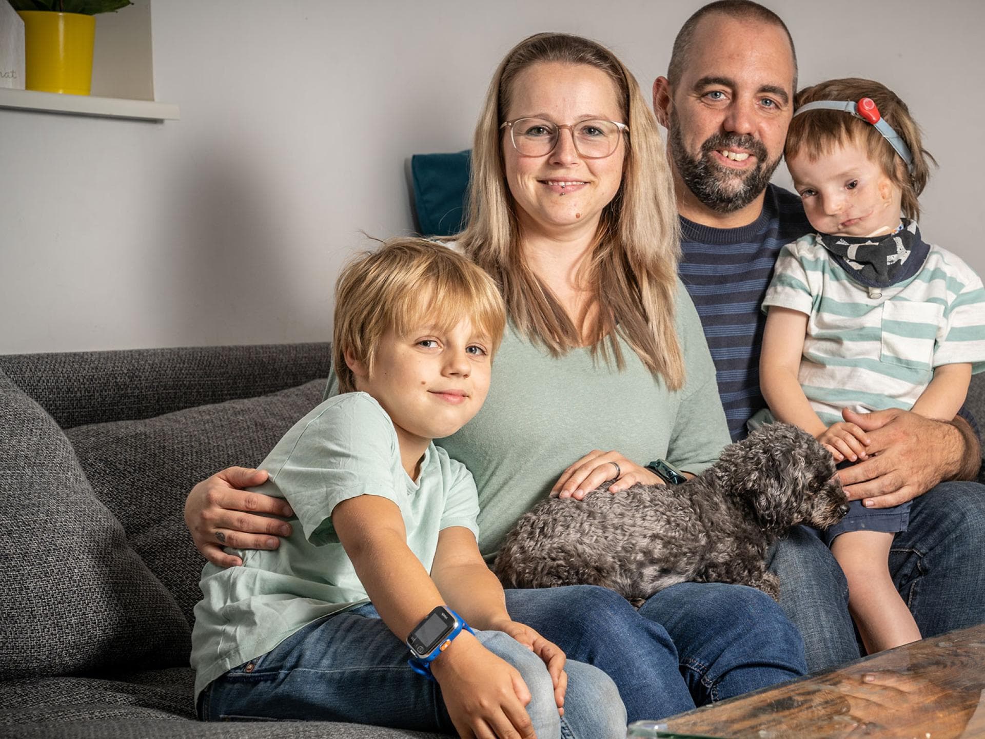 Mama Vivien und und Papa Dominik mit ihren beiden Söhnen Neo und Lex. Mama Vivien und und Papa Dominik mit ihren beiden Söhnen Neo und Lex.