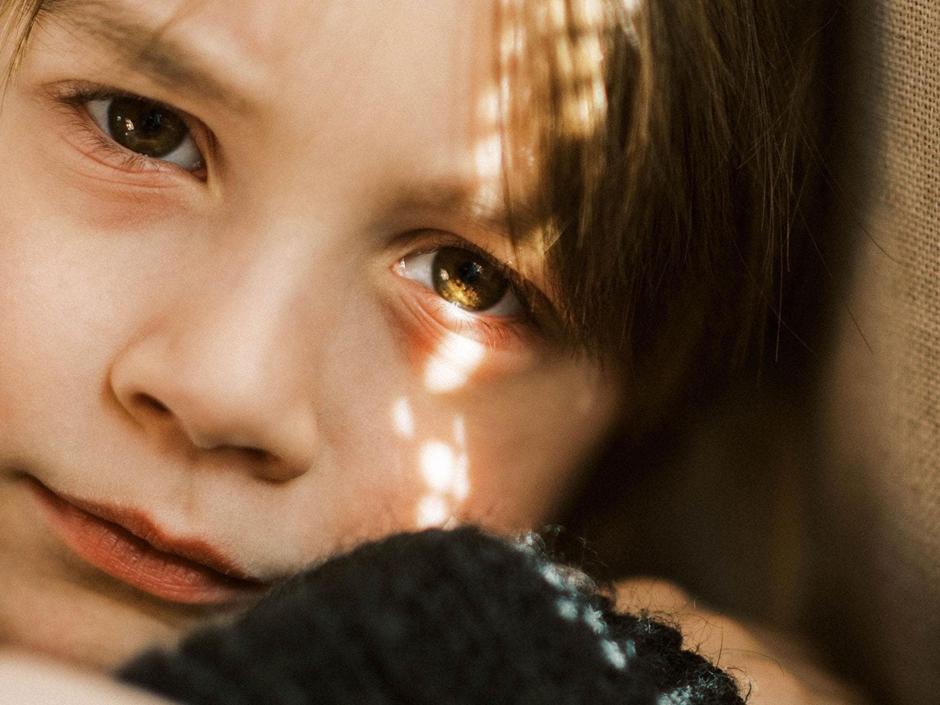 Eine Junge mit roten Augenringen
