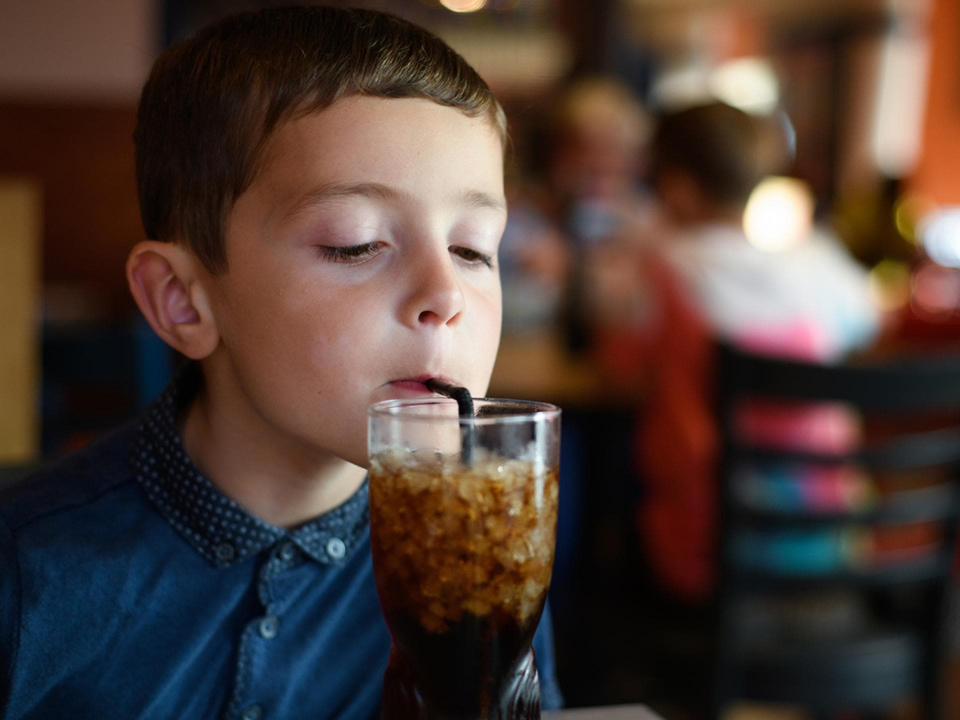 Oft verlangen unsere Kids irgendwann danach. Deshalb ist es wichtig zu wissen, ab wann Kinder Cola trinken dürfen.